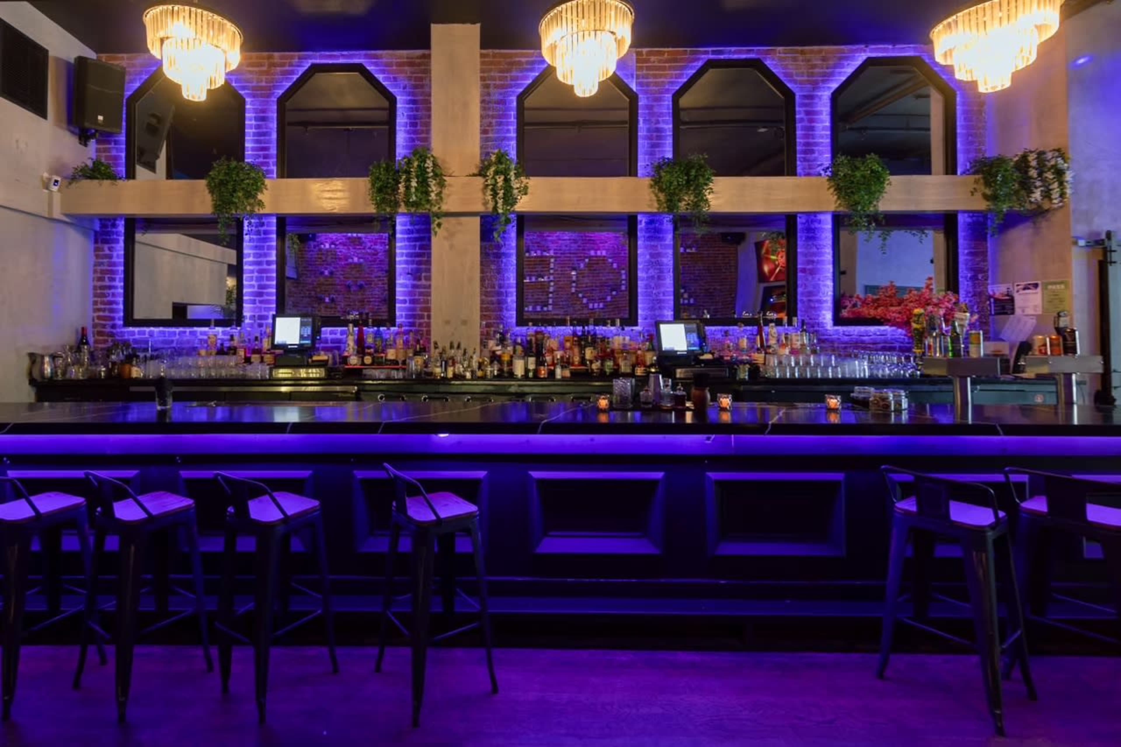 Bar and lounge serving food & drinks in Soma close to Salesforce and Linkedin Image in SoMa, San Francisco, CA