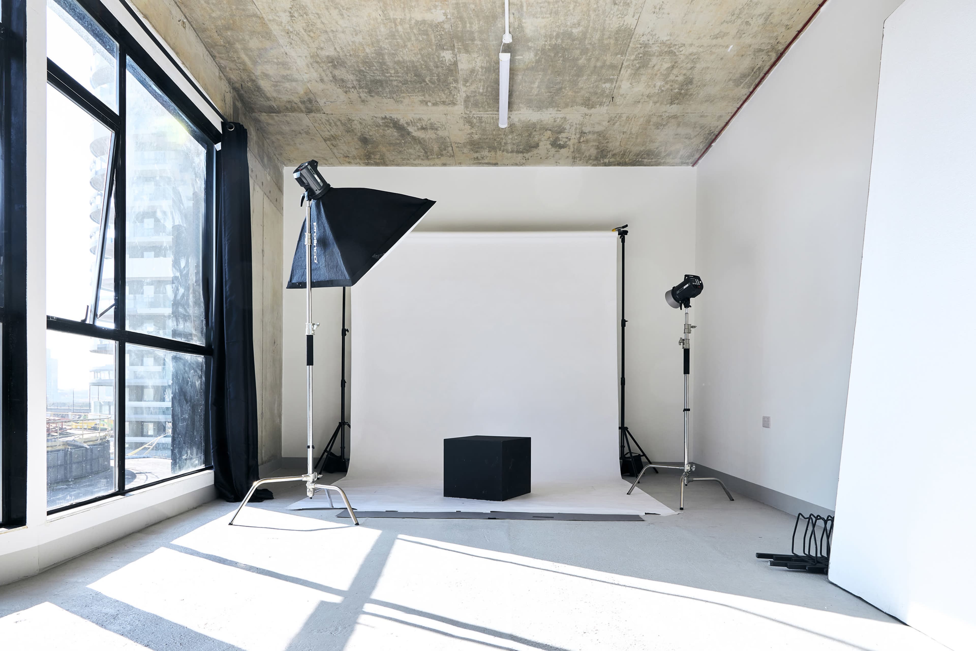 Versatile Studio E16 – Natural Light & Blackout Curtains Image in Royal Docks, London, ENG