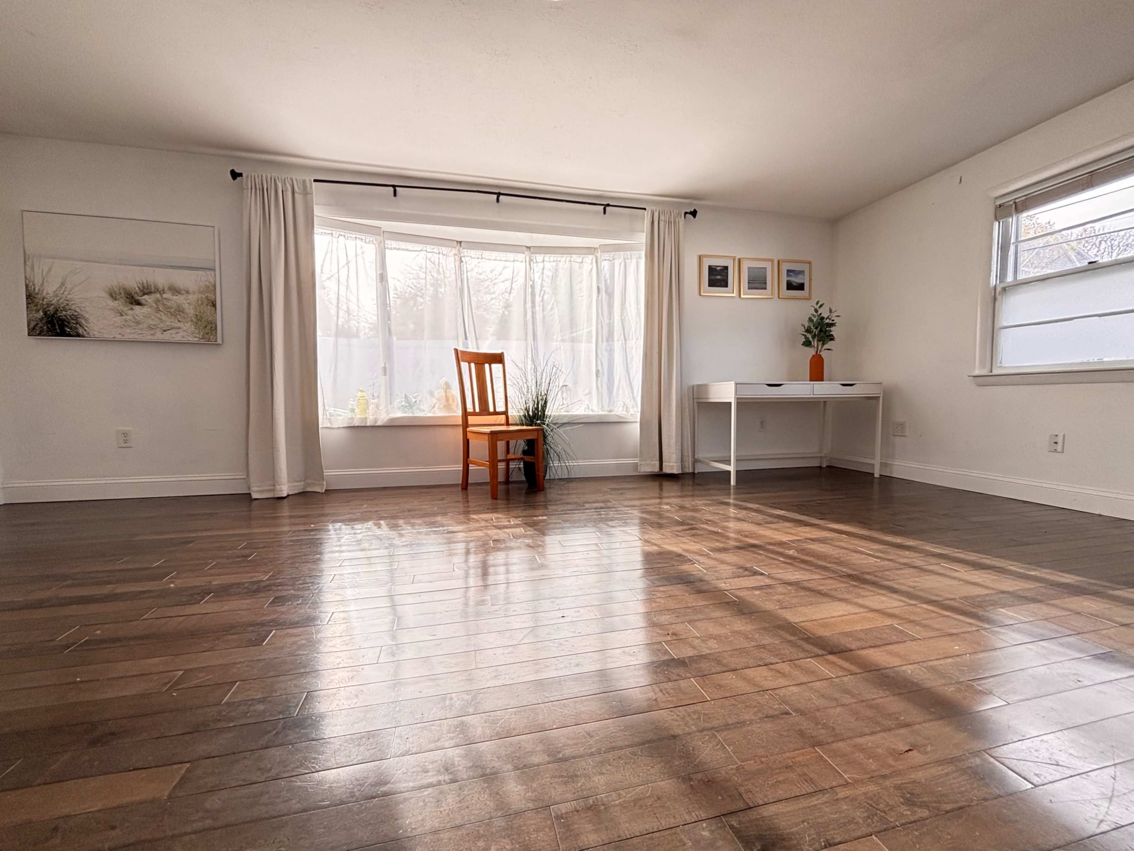 Bright Natural Light Studio With Bay Window – Portsmouth Image in Portsmouth, Portsmouth, NH