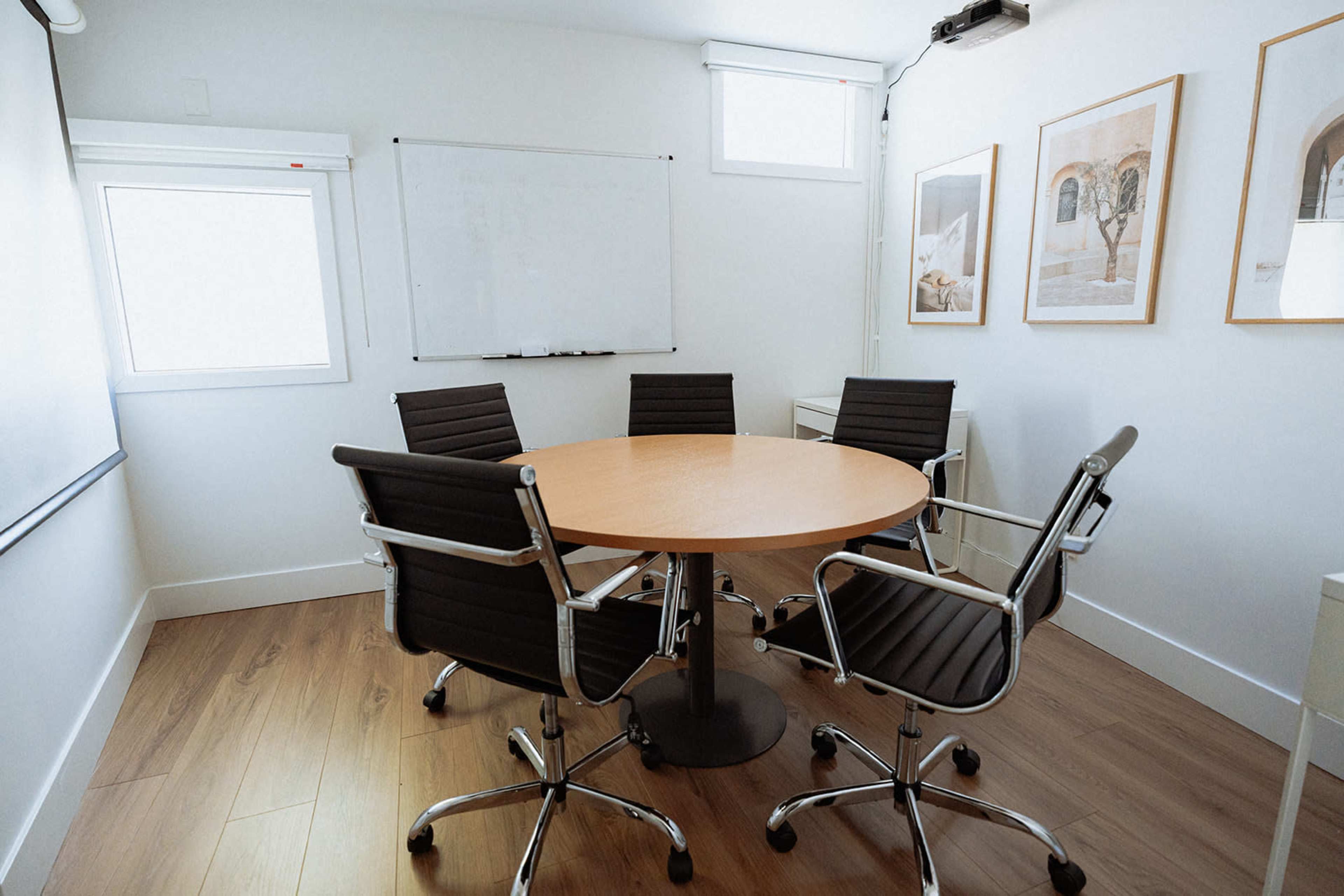 Cozy multipurpose meeting space for 6 Image in Richmond, Richmond, BC