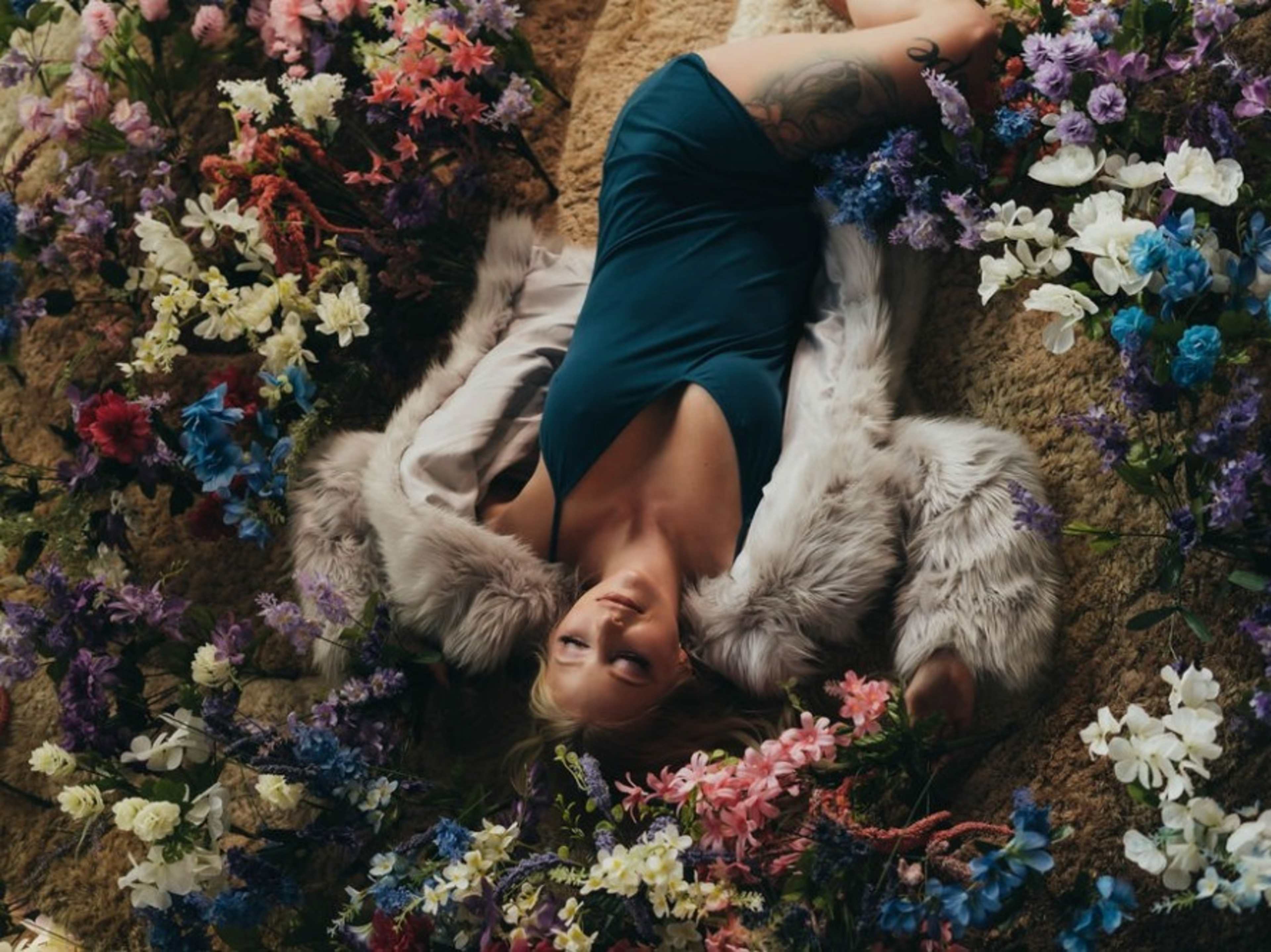 Lavender Haze Retro Rug with Blooming Florals