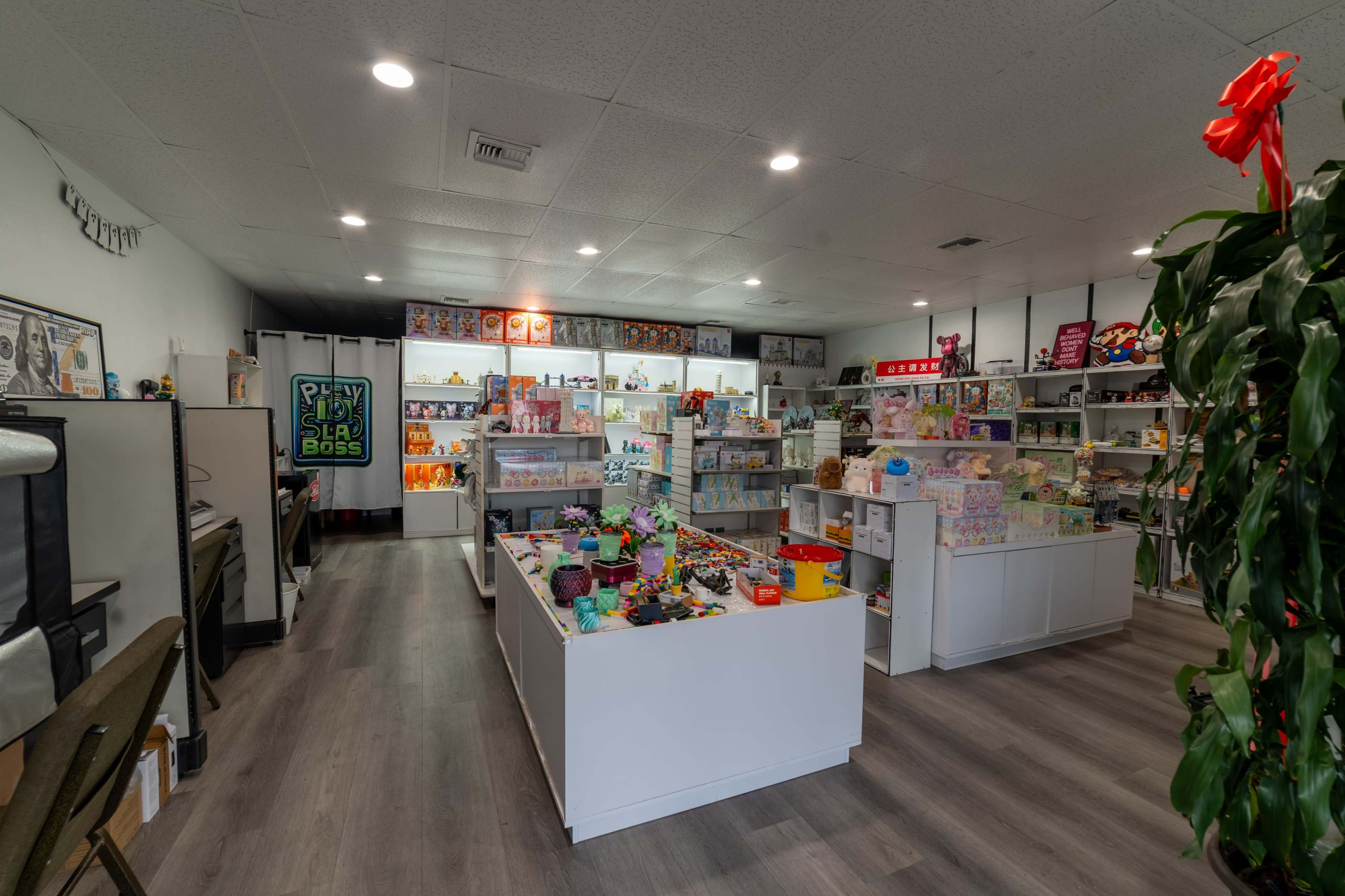 A street plaza seeing Shell gas station and 7-11 and some street views Image in Hacienda Heights, Hacienda Heights, CA