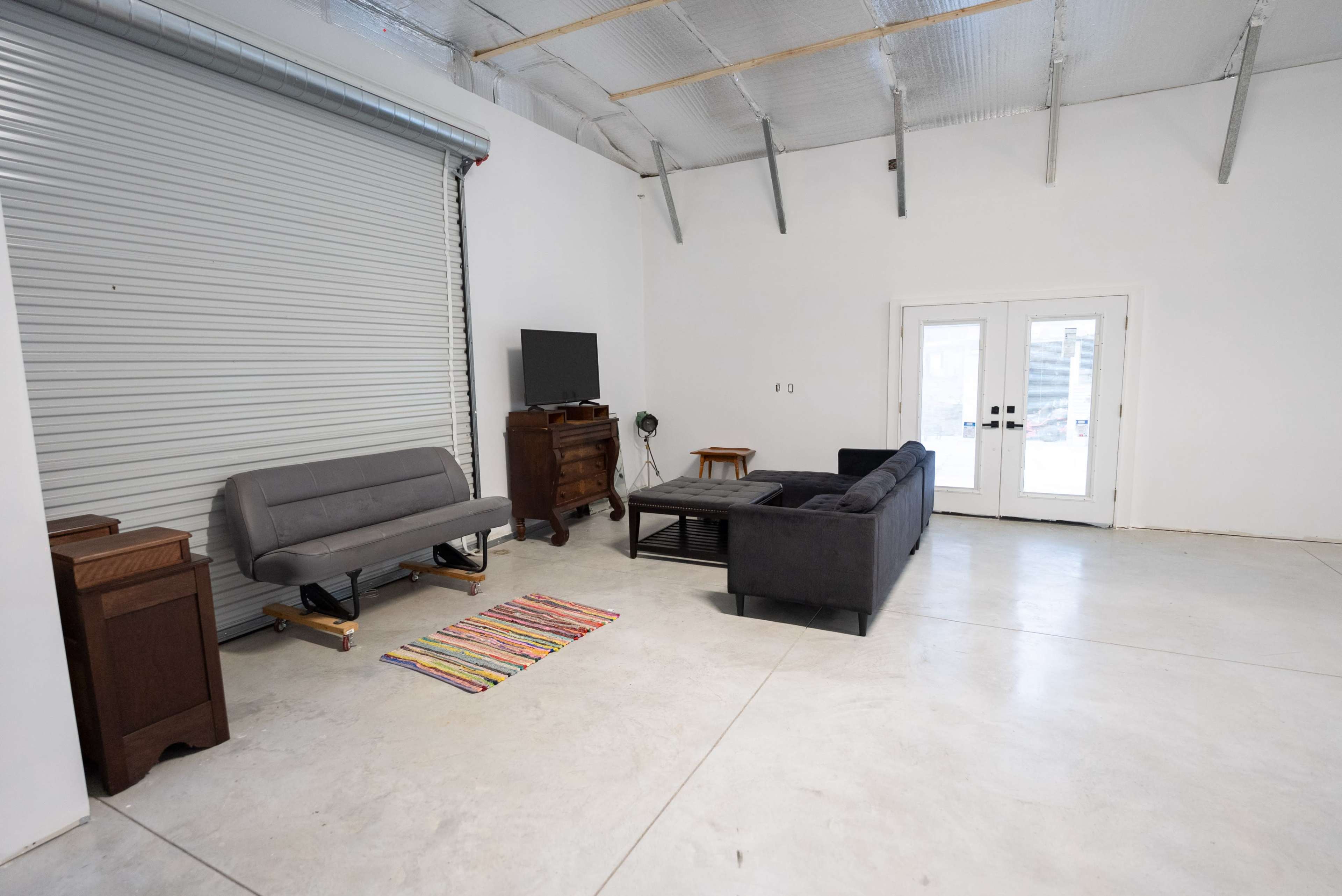 Spacious studio and 2 acre wooded exterior property for all your creative shoots Image in , Davenport, FL