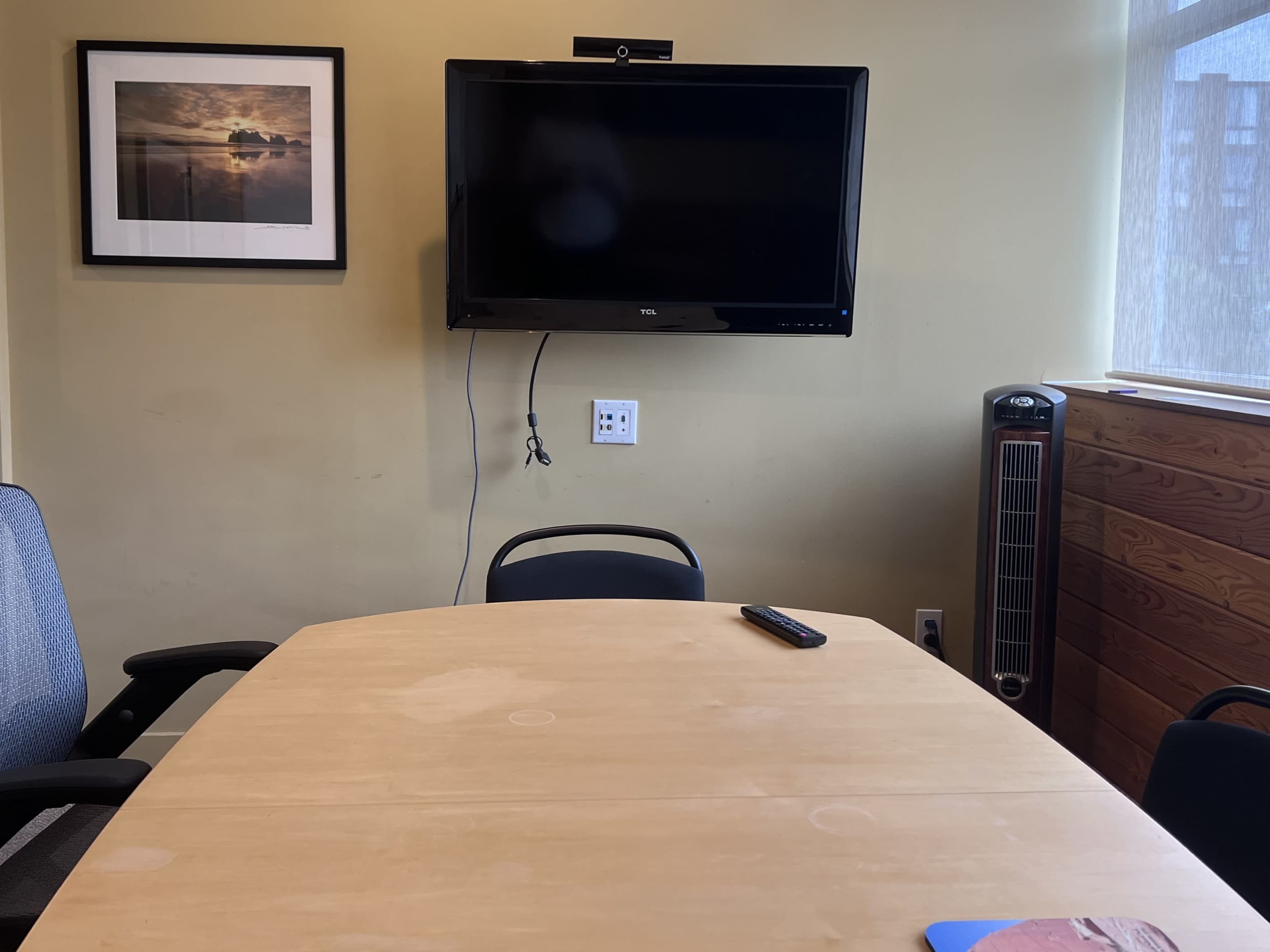 Second floor mid-size meeting room Image in Winslow, Bainbridge Island, WA