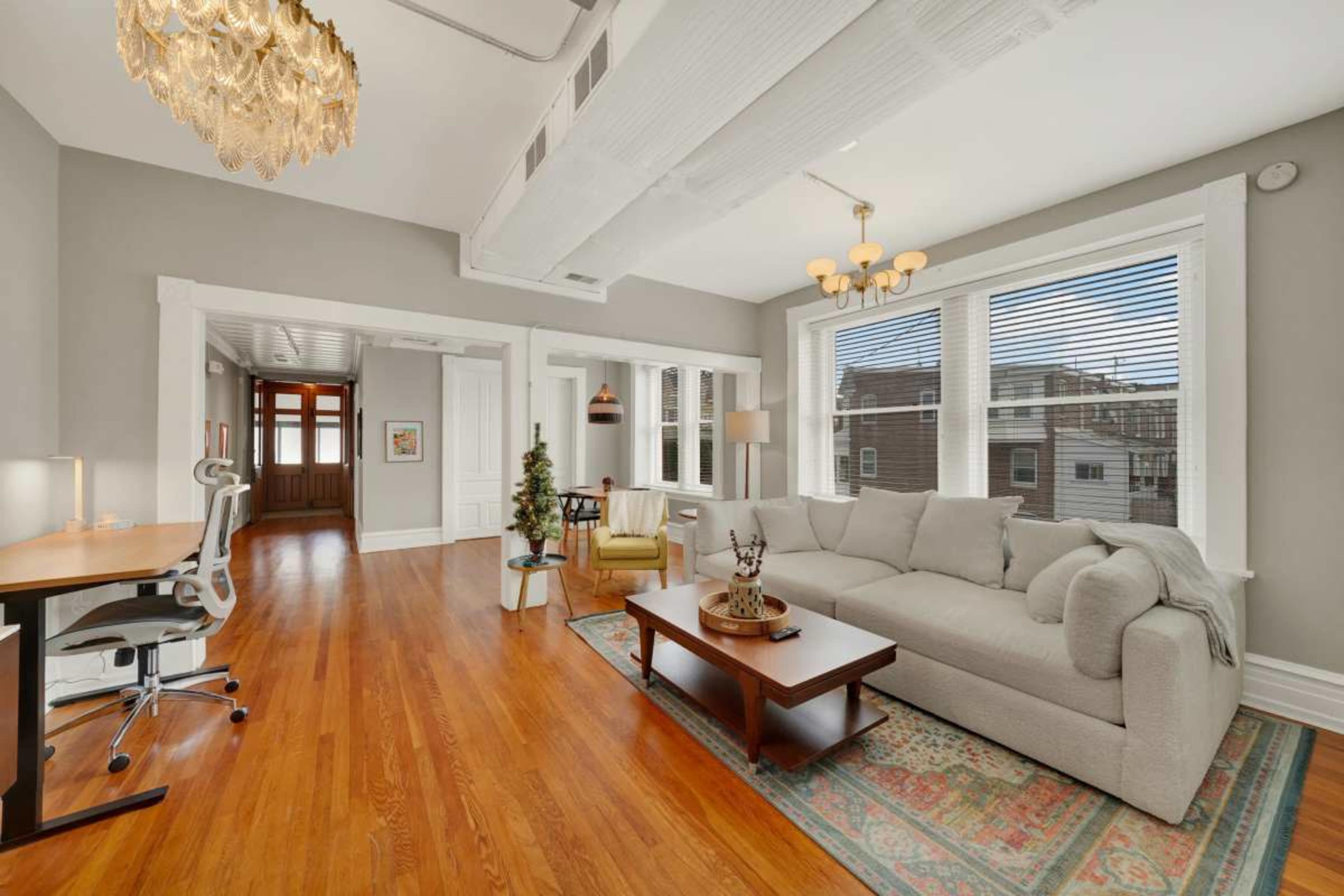 Huge Historic apt Soaring Ceilings w parking lot Image in Hilltop, Wilmington, DE