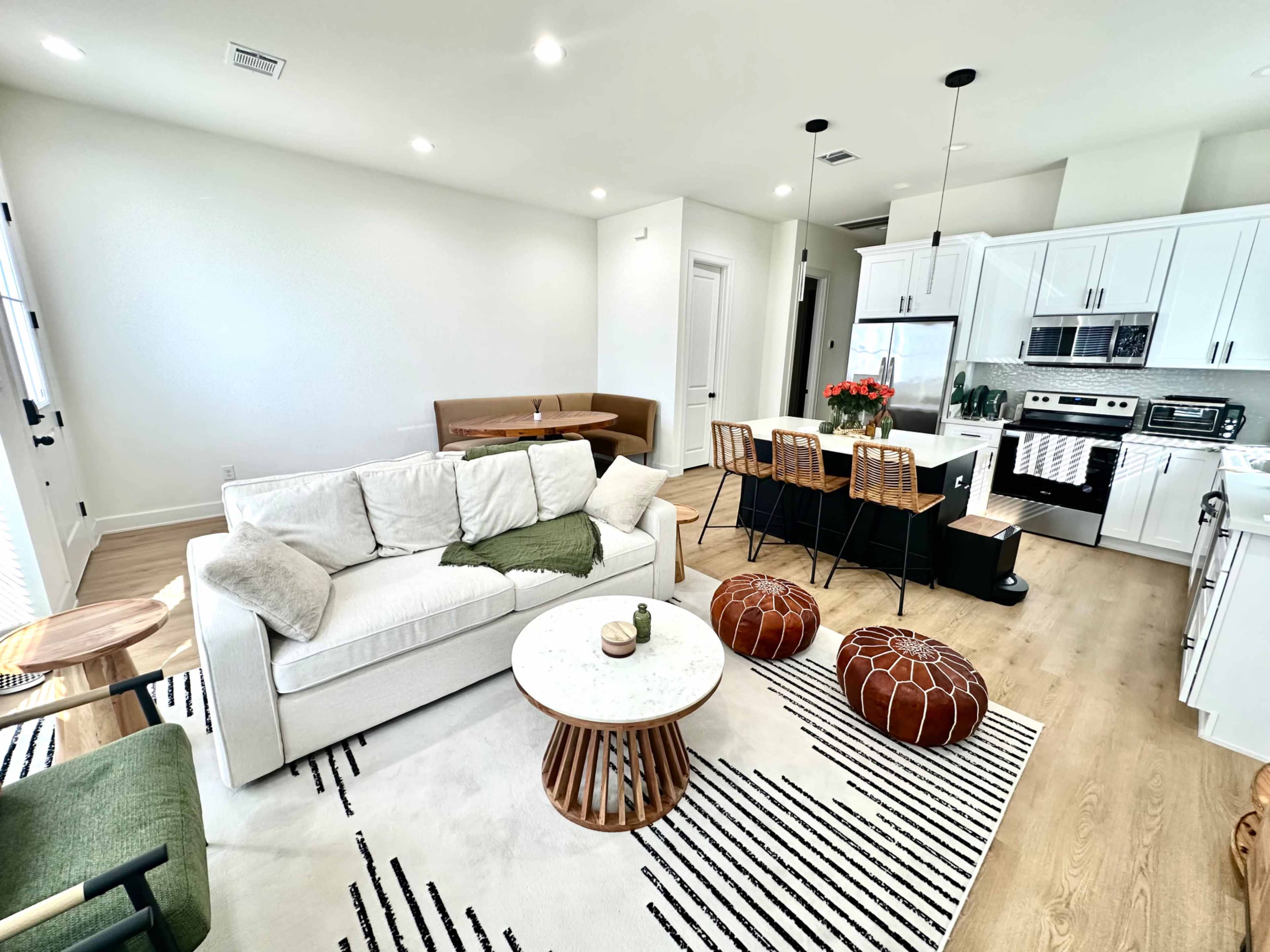 Modern Duplex Apartment Image in Greater Ost / South Union, Houston, TX