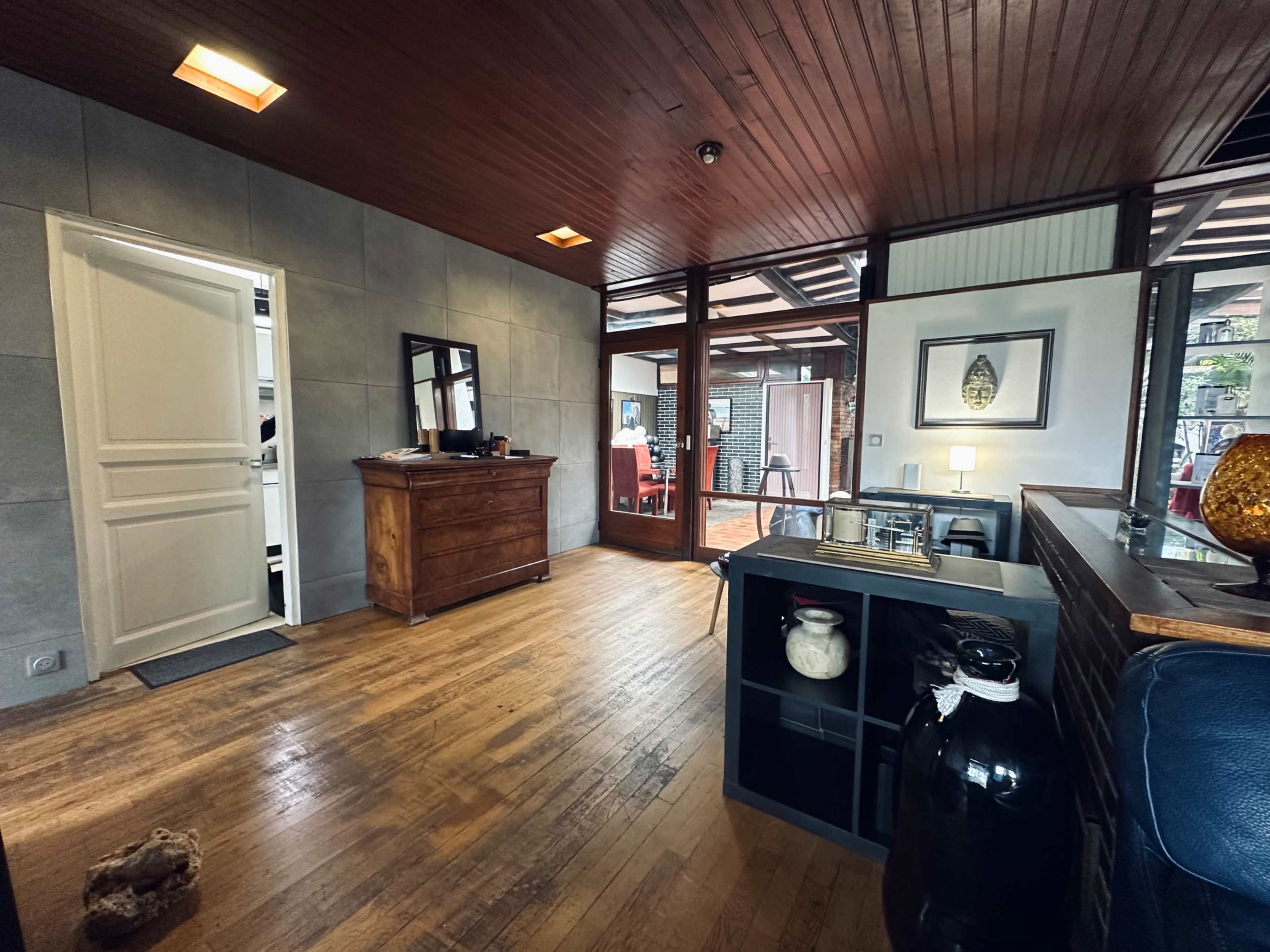 Vous aurez le plaisir de tourner dans une superbe  Villa d’architecte qui est également l’atelier de la marque AVANTGARDISTEBRAND. Atypique et spacieuse , de plein pied , avec un magnifique jardin d’hiver tropical. Instagram: ateliervillaavantgardiste. Image in , Villeparisis