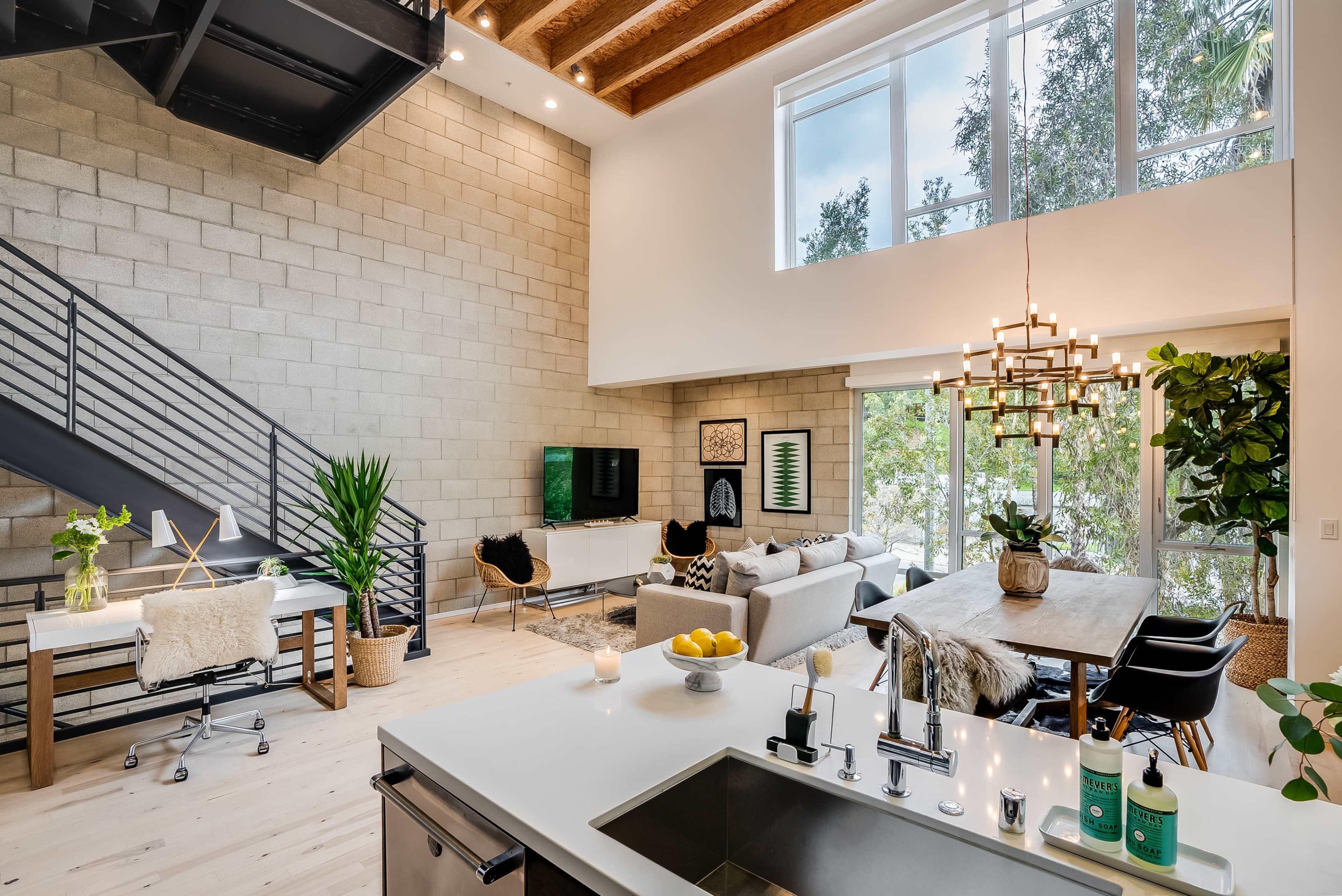 Luxurious 3-Bedroom Loft at the Entrance to Universal Studios Image in Studio City, Los Angeles, CA