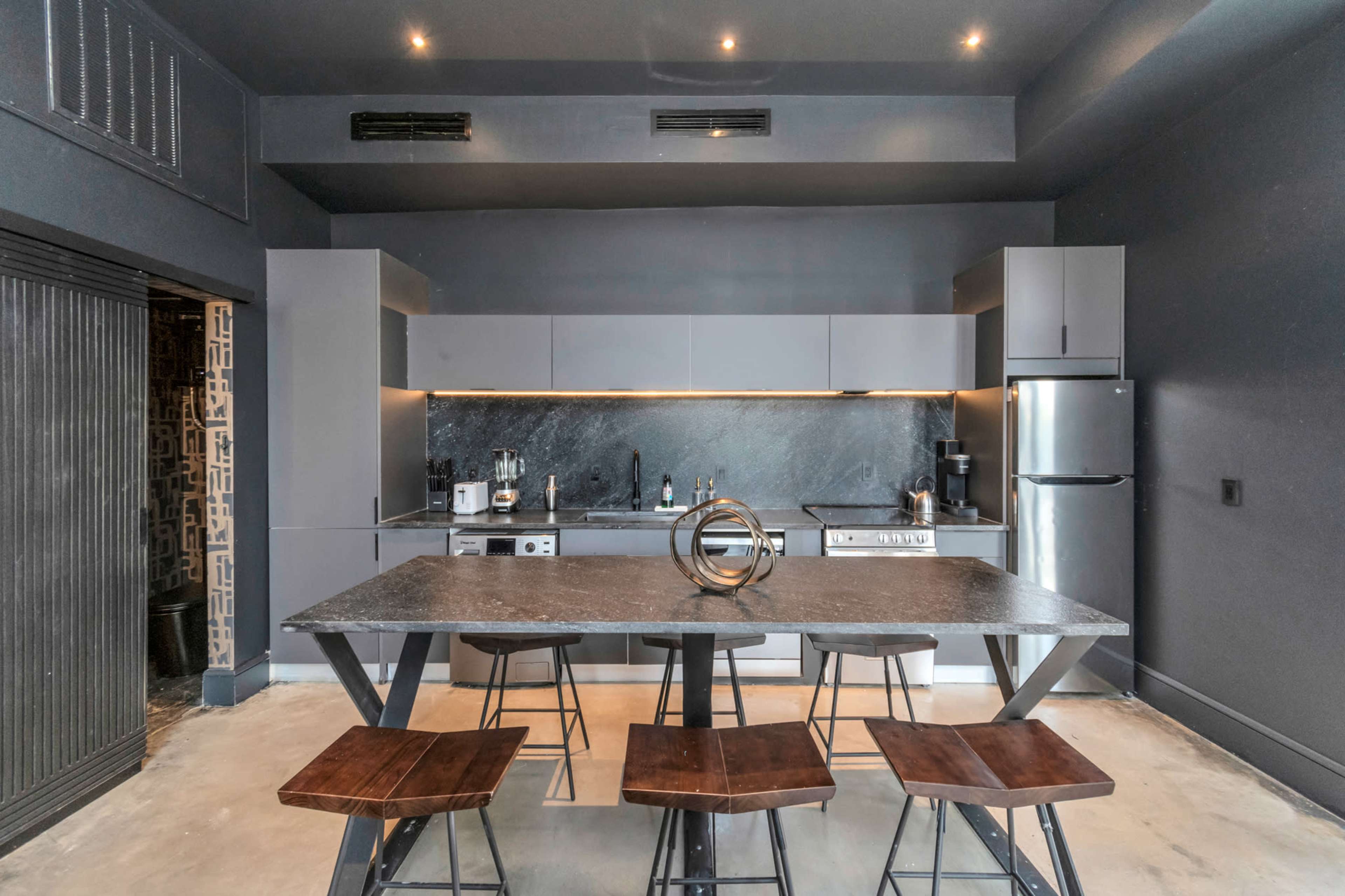 Downtown Private Oasis with Luxurious Spacious Loft Image in Greater Third Ward, Houston, TX