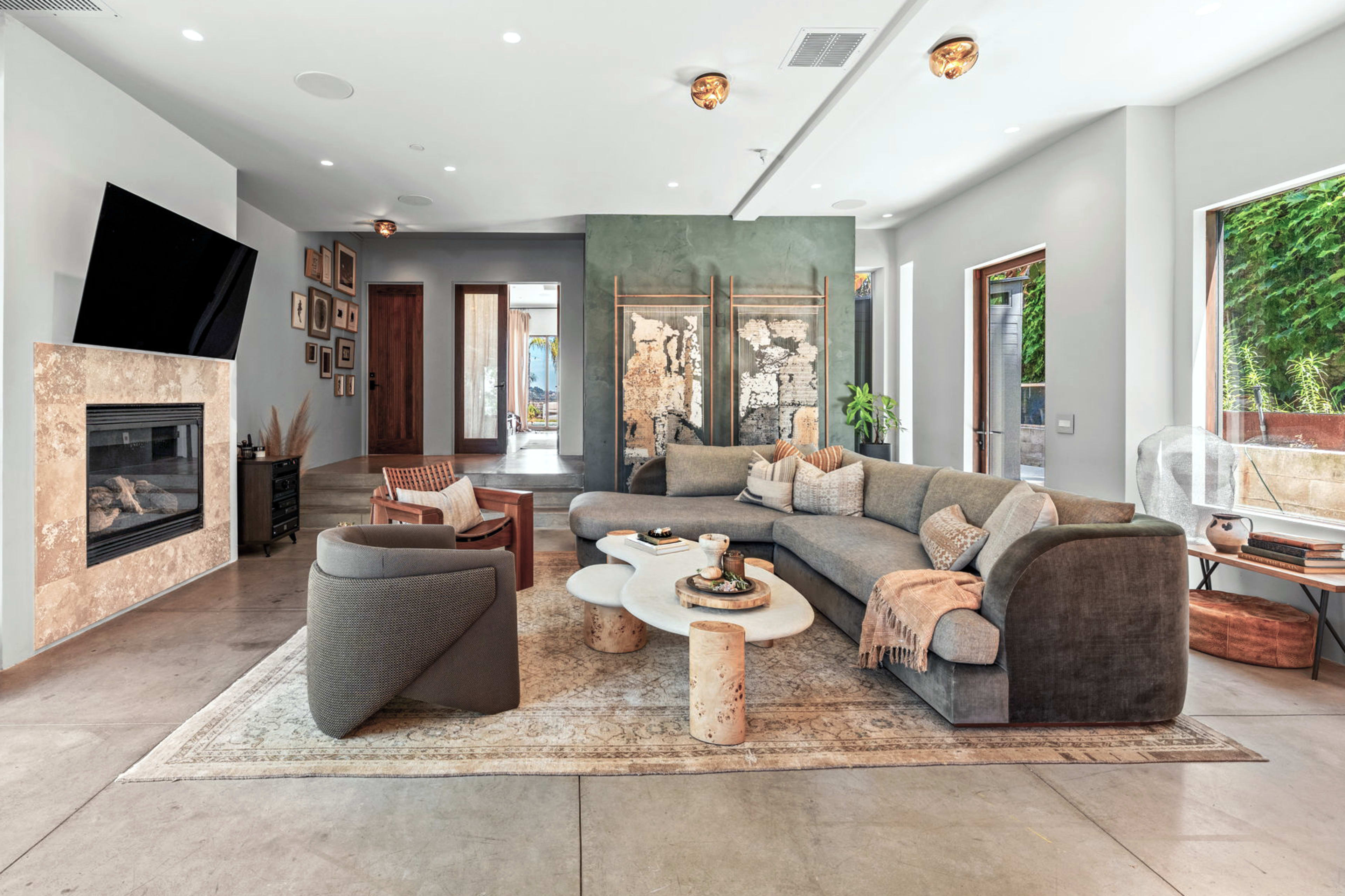 Modern Hilltop Home Overlooking Reservoire, Los Angeles, CA ...