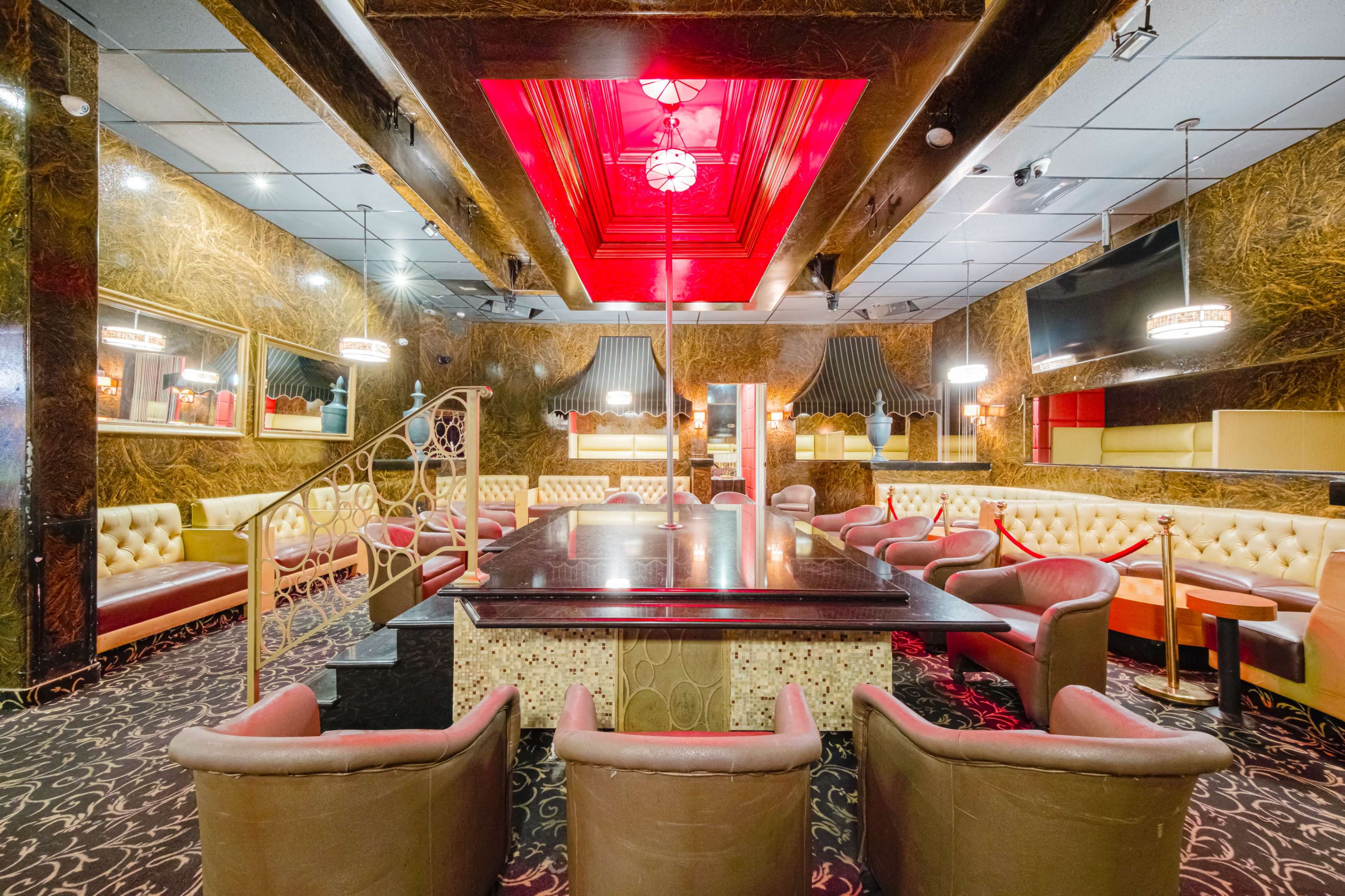 LUXURIOUS HIDEAWAY AT THE GOLDEN ROOM Image in Van Nuys, Van Nuys, CA