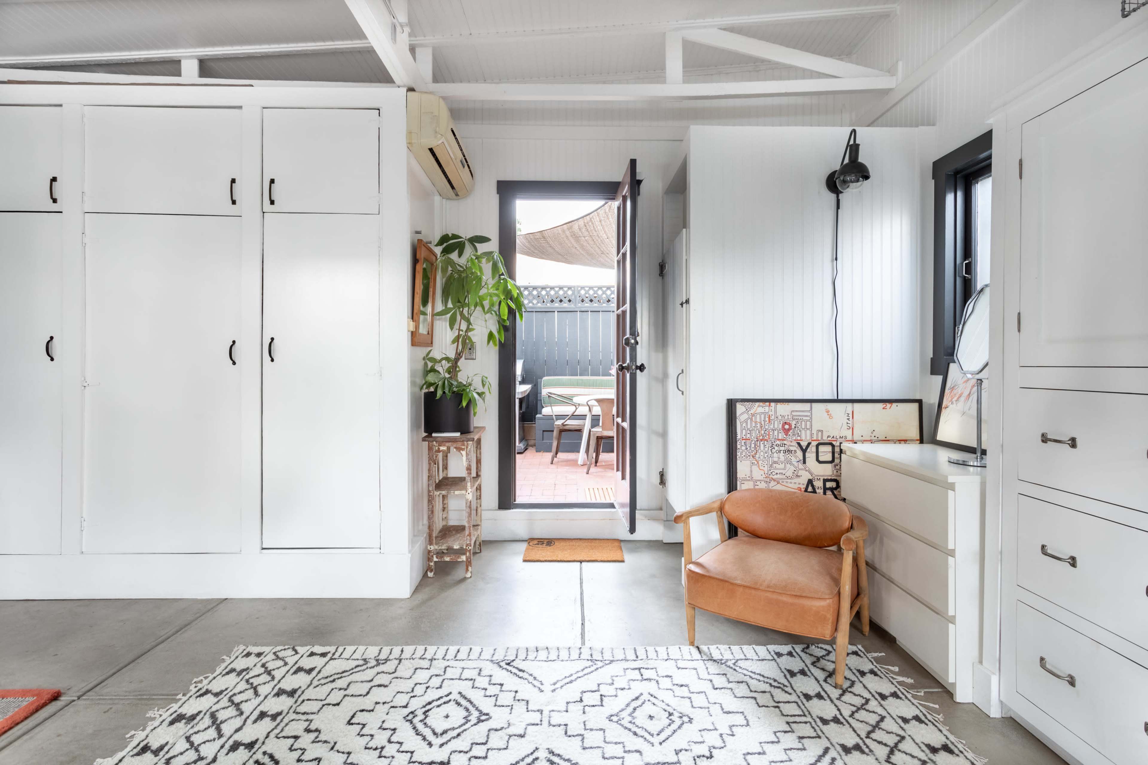 Light-Filled Mod Silverlake Studio Image in Los Feliz, Los Angeles, CA