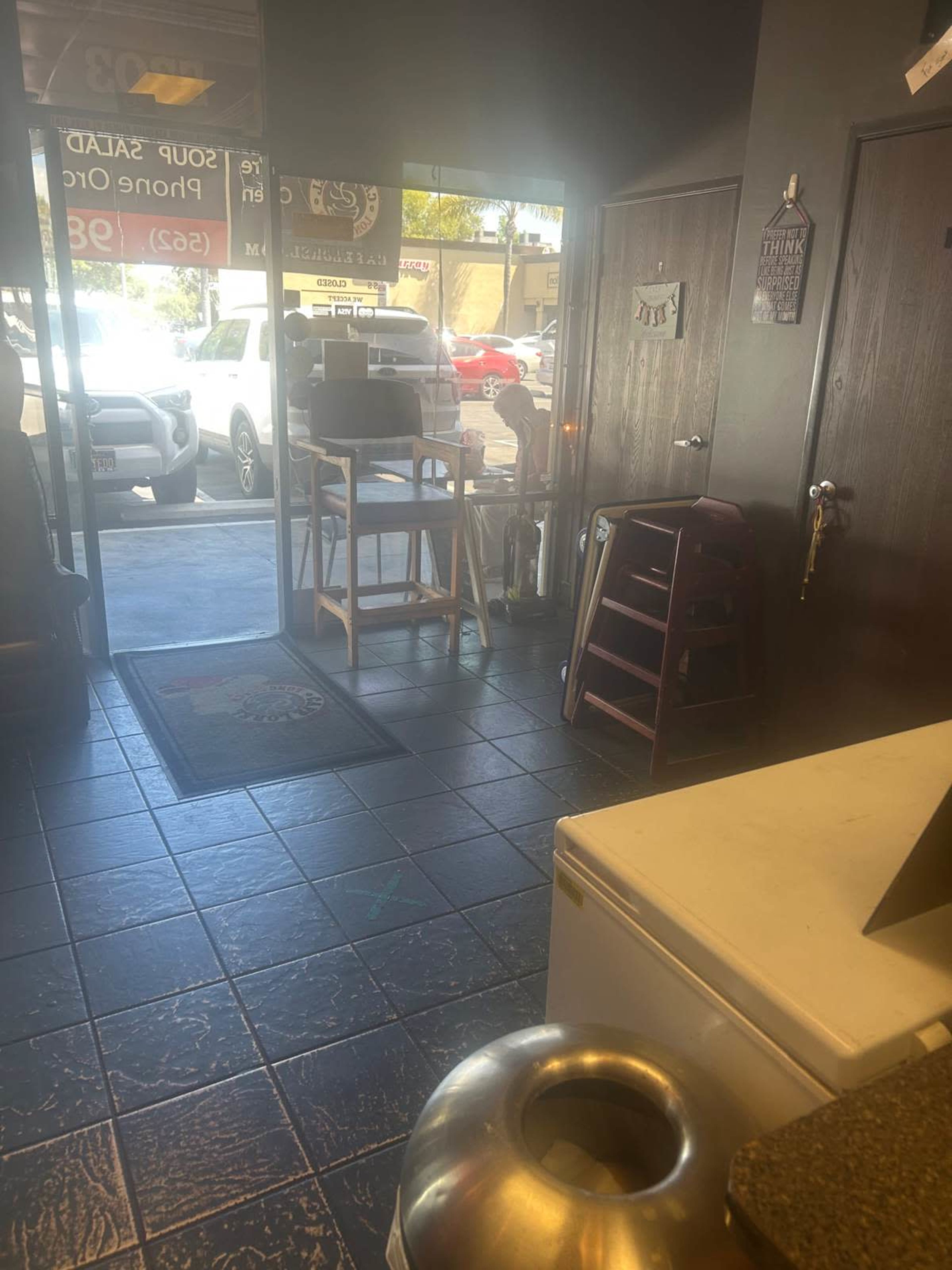 Small quaint restaurant on PCH near beach, golf course and all shops Image in Park Estates, Long Beach, CA