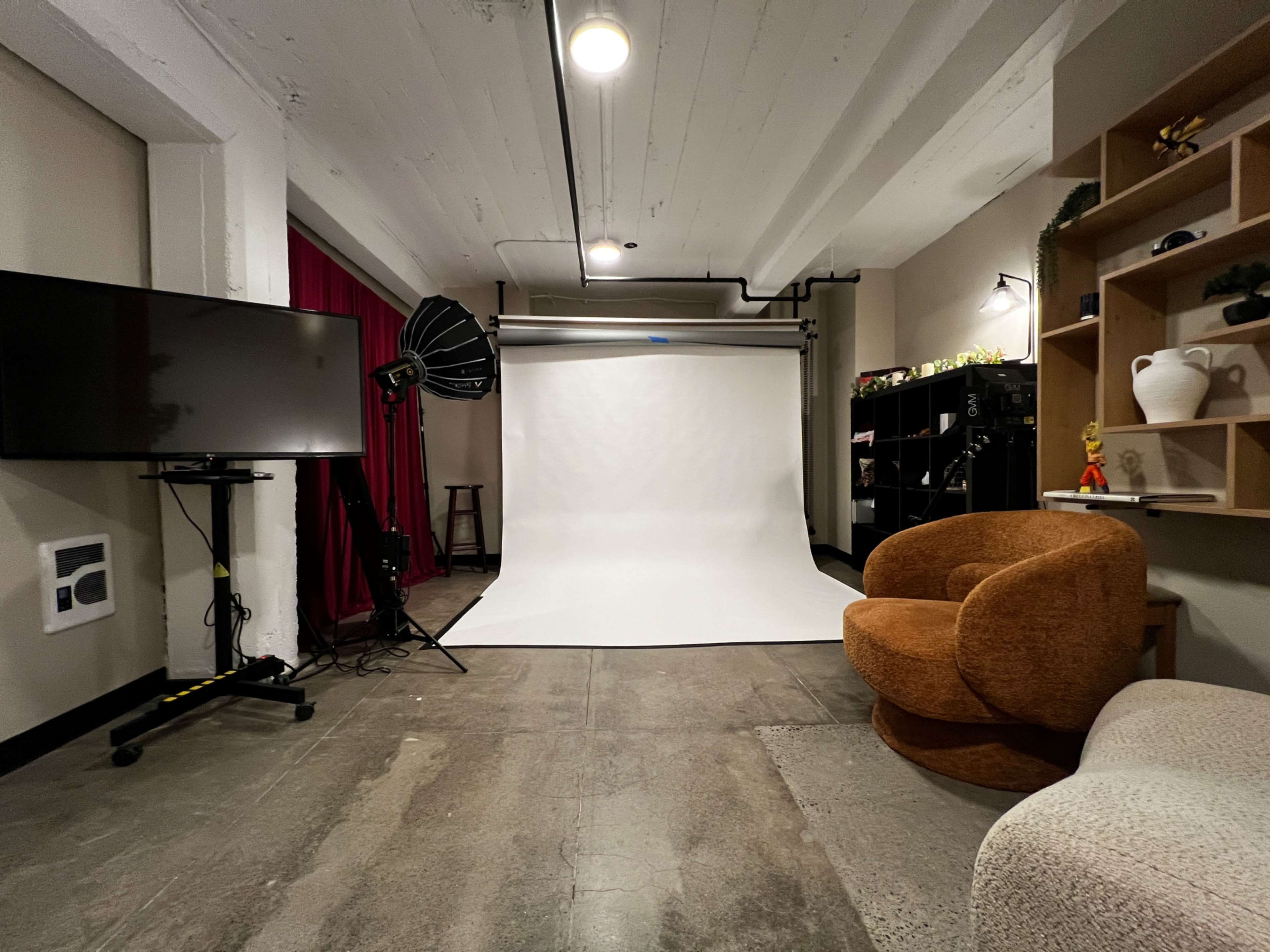 “Modern Content Studio w/ Lighting, Seamless Backdrops & Props – Perfect for Photo + Video Image in Oregon City, Oregon City, OR