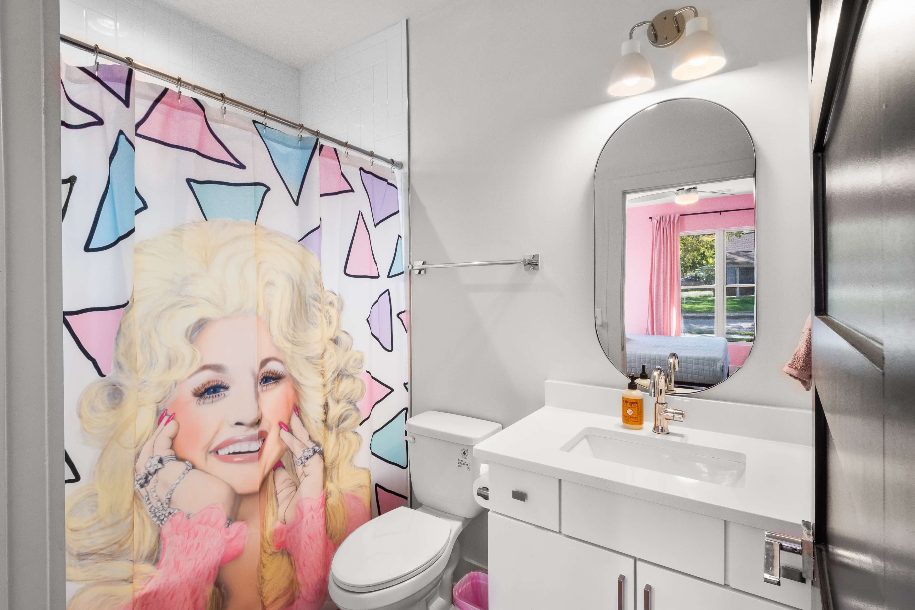 Ultimate Bach 10min to DT, Insta Walls Every Room Image in Hadley/Washington, Nashville, TN