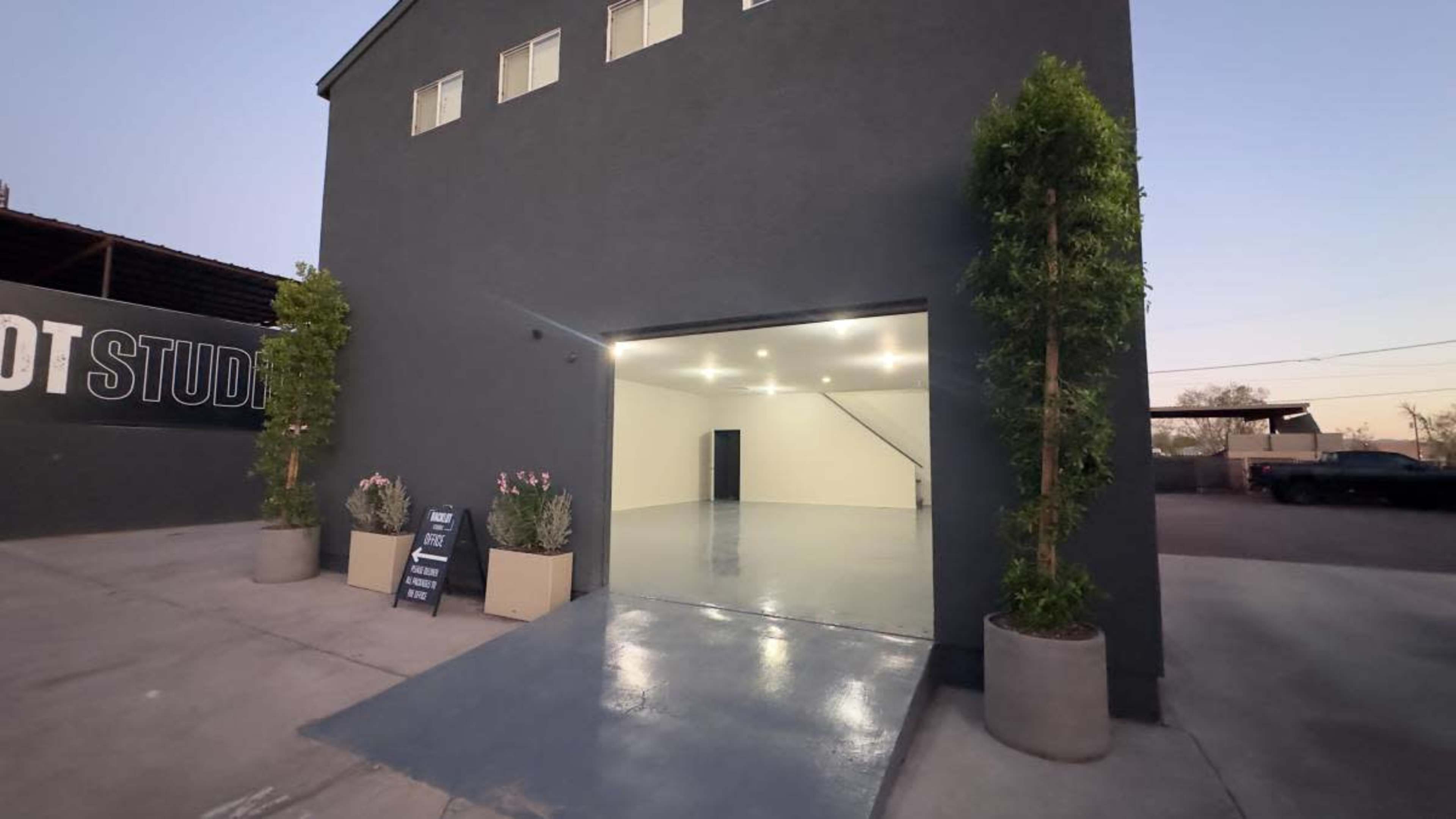 Urban Open Studio: Industrial Heart of Phoenix - Ideal for Photography, Videography, Events, Seminars, and Work Space Image in Central City, Phoenix, AZ