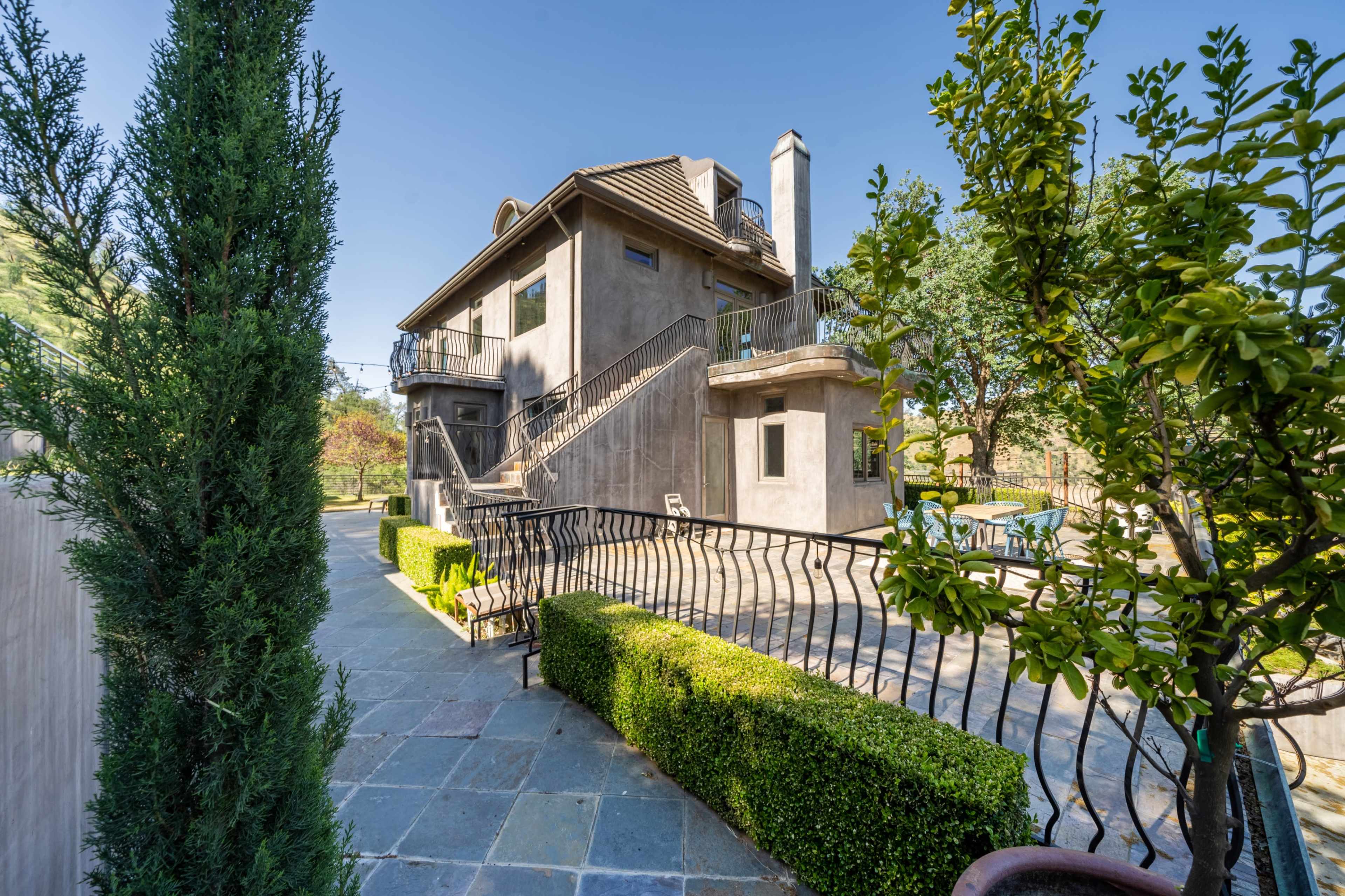 Luxurious and private villa nestled in the Sierra Mountains, overlooking the serene Millerton Lake. Image in , Friant, CA