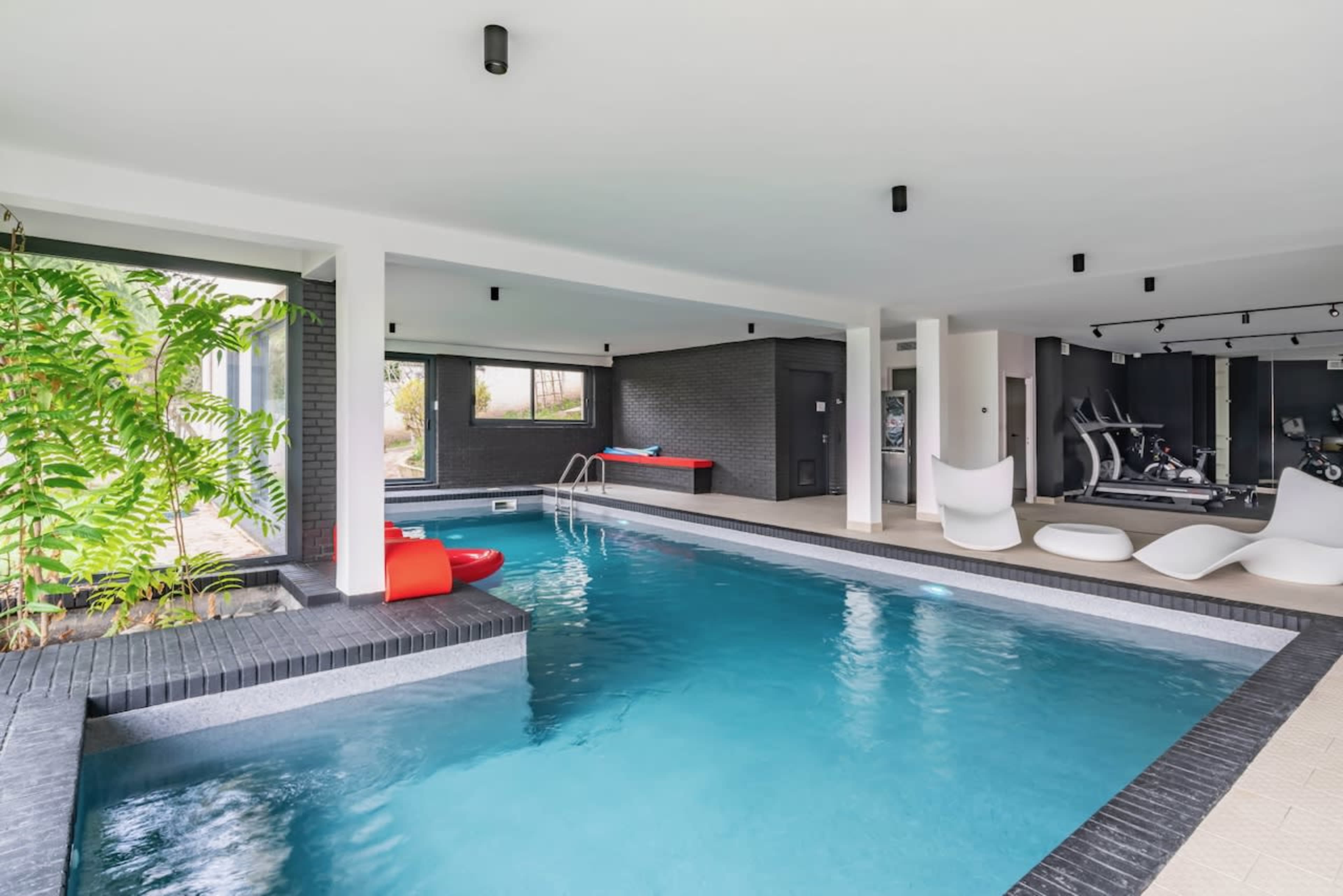Magnifique Piscine couverte et chauffée avec espace privatif Image dans Centre, Montmorency, 