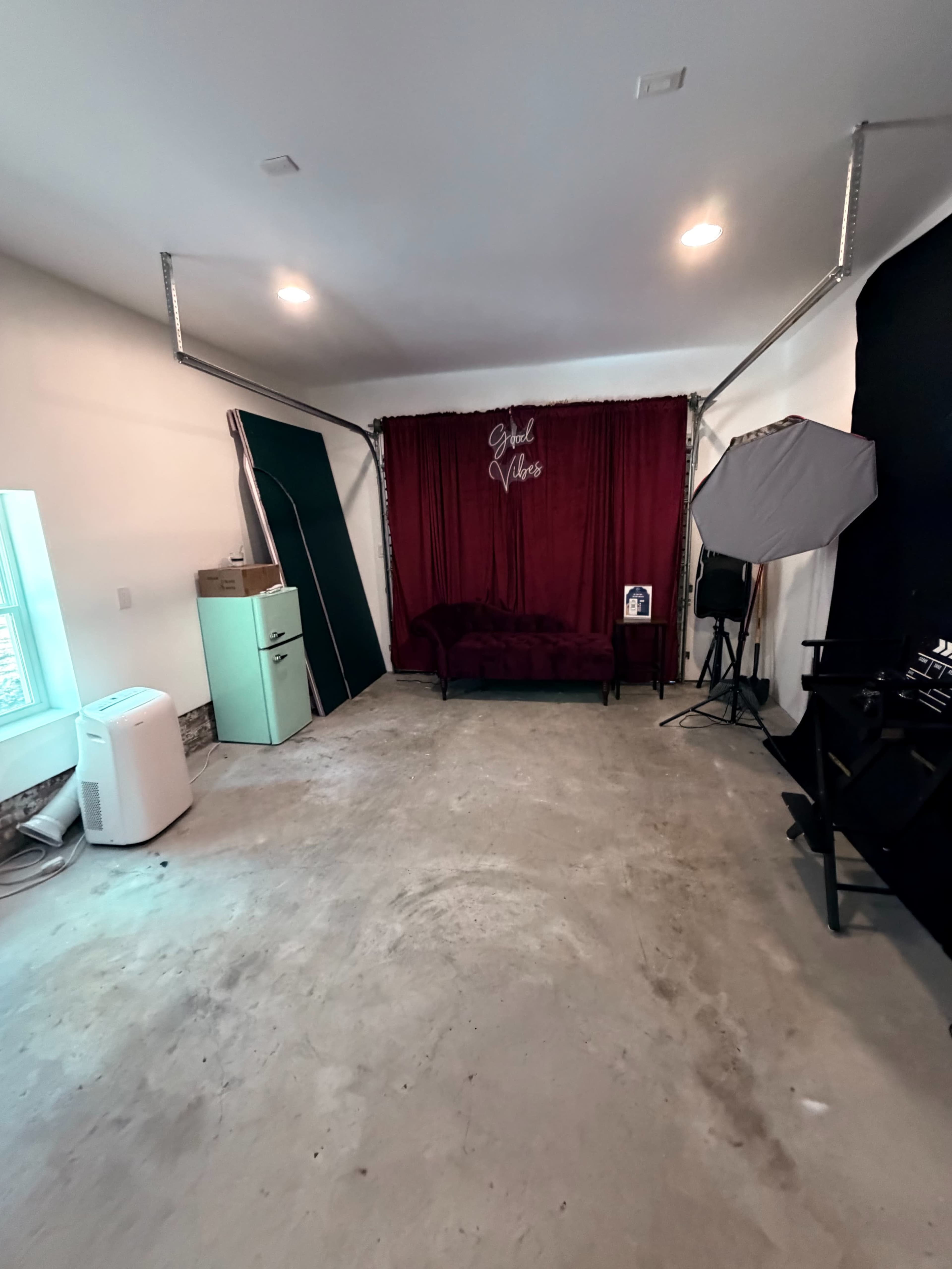 Versatile Photoshoot Studio with Styled Backdrops & Lounge Setups Image in Suitland-Silver Hill, Suitland, MD