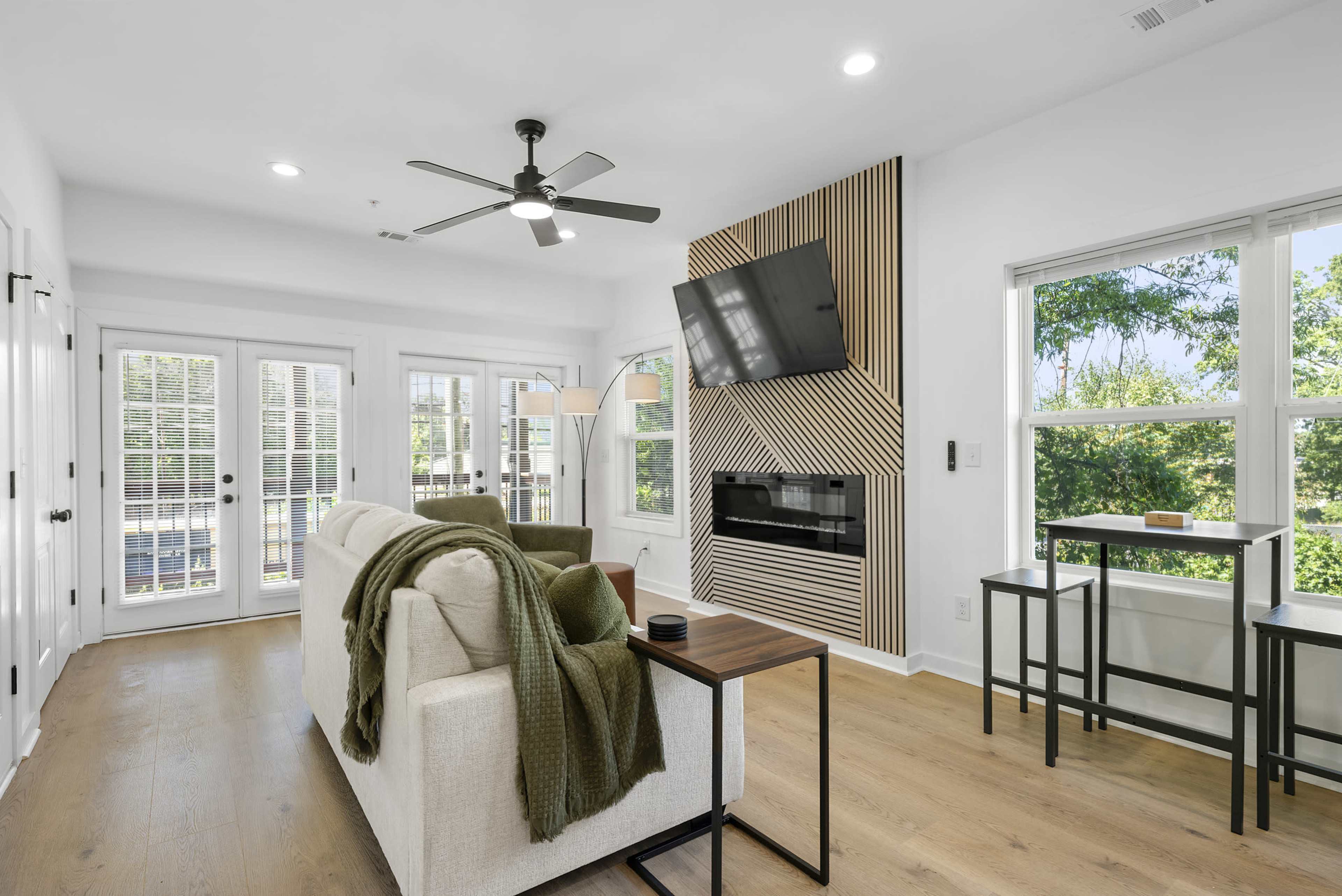 Spacious Modern Condo with Skyline View Image in Sylvan Hills, Atlanta, GA