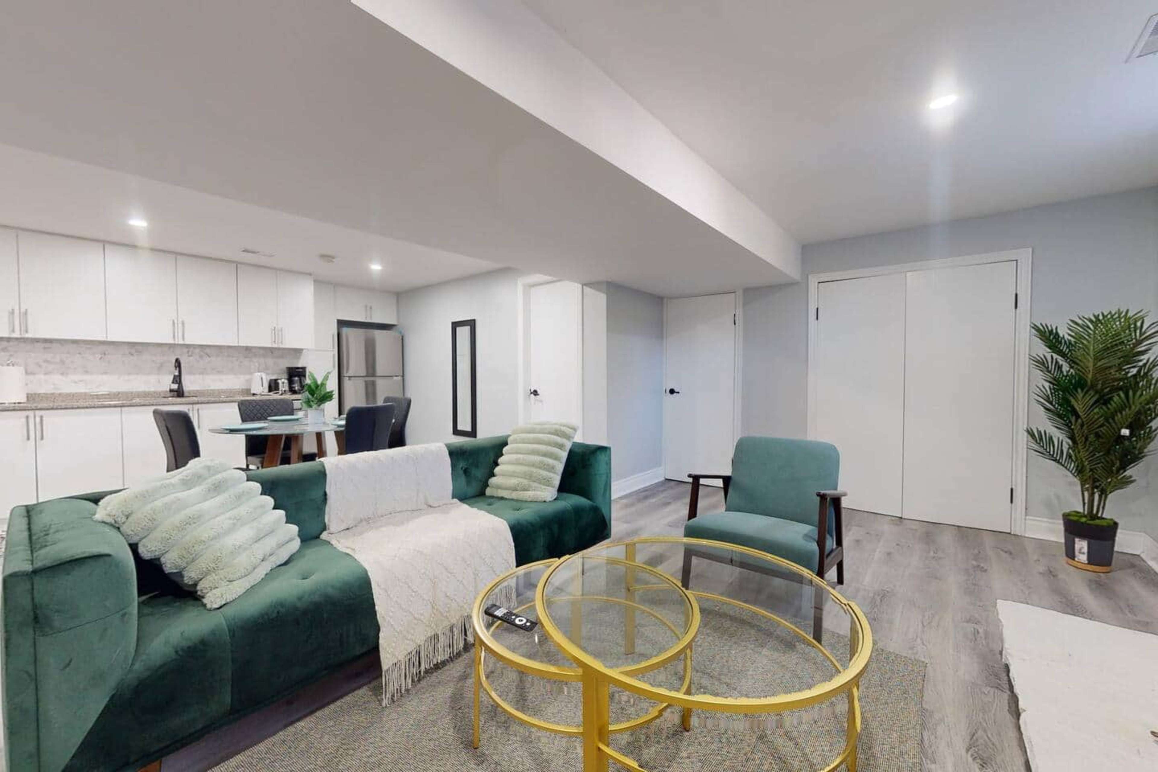 10 Acre Farmhouse with Pool + 5 Bedrooms/3 Baths Image in East Gwillimbury, Toronto, ON