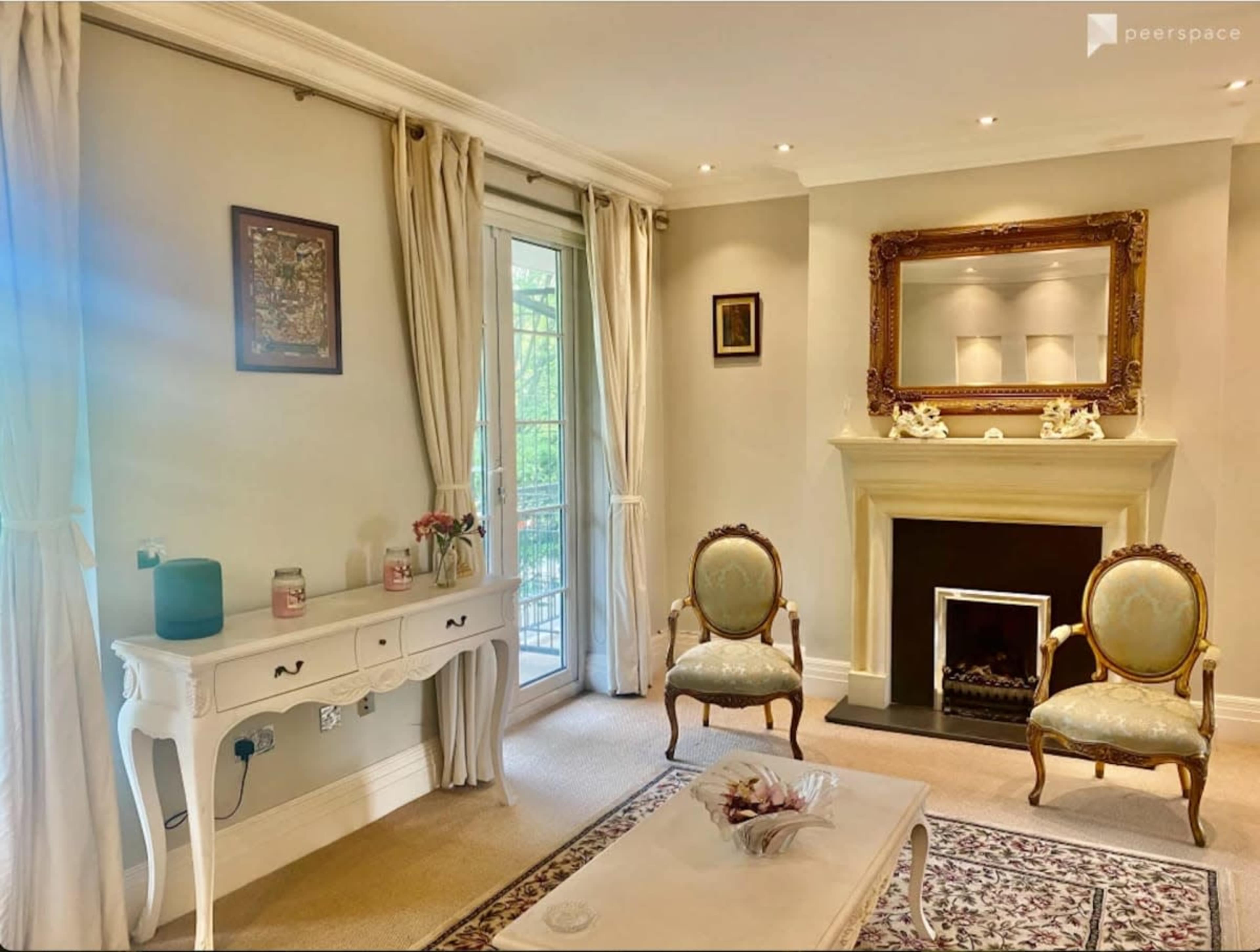 Beautiful townhouse-with fountains, bridges, ponds and green gardens outside Image in Kew, Richmond, 
