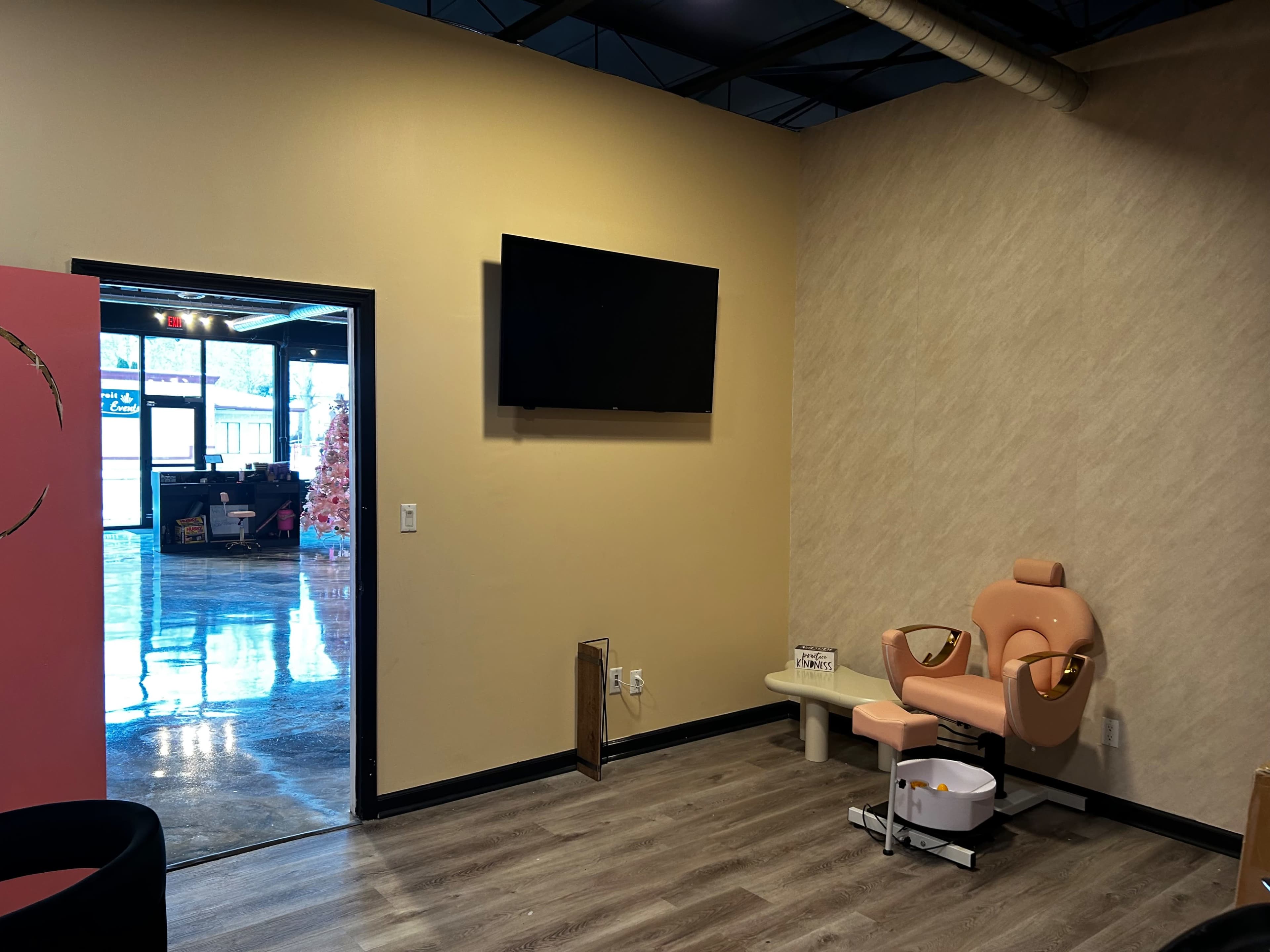 Luxury Hair & Nail Salon Image in Evergreen-Outer Drive, Detroit, MI