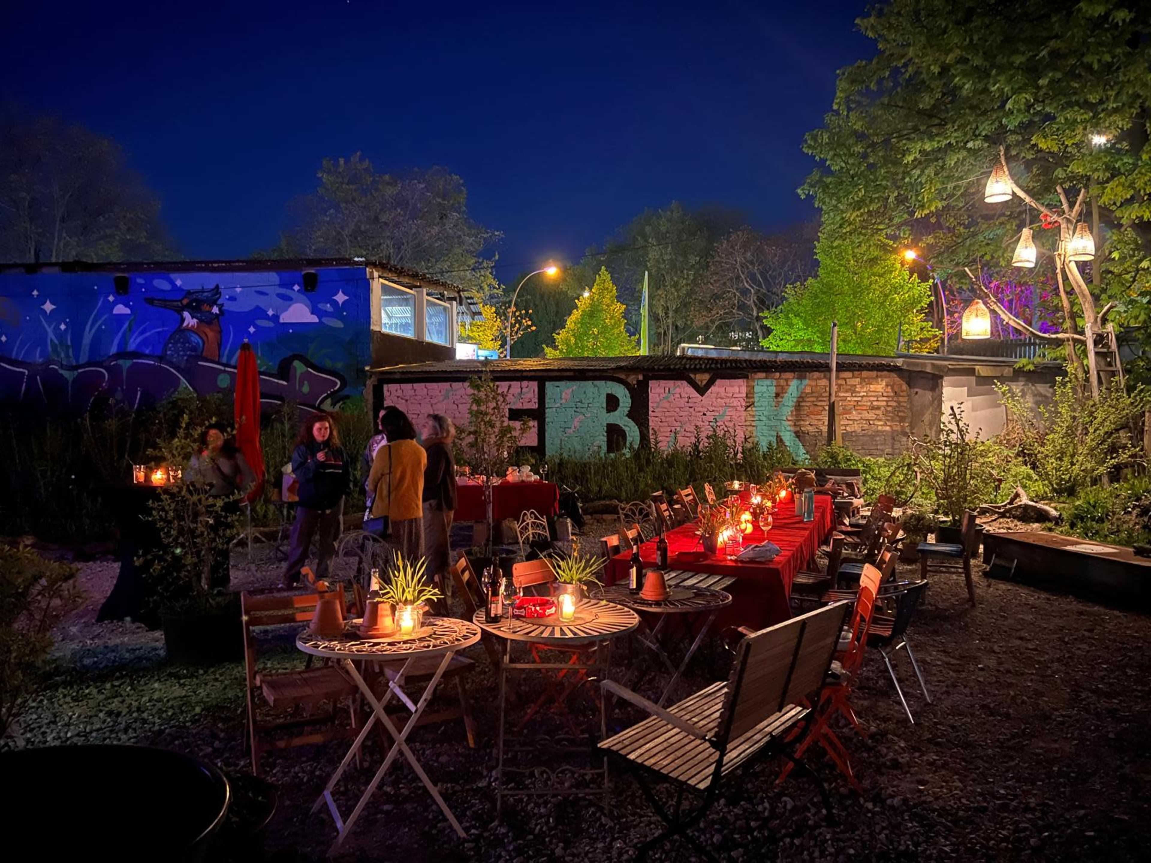 Grüne Oase mit Teich im urbanen Raum direkt neben dem Bahnhof Ostkreuz Image in Friedrichshain, Berlin