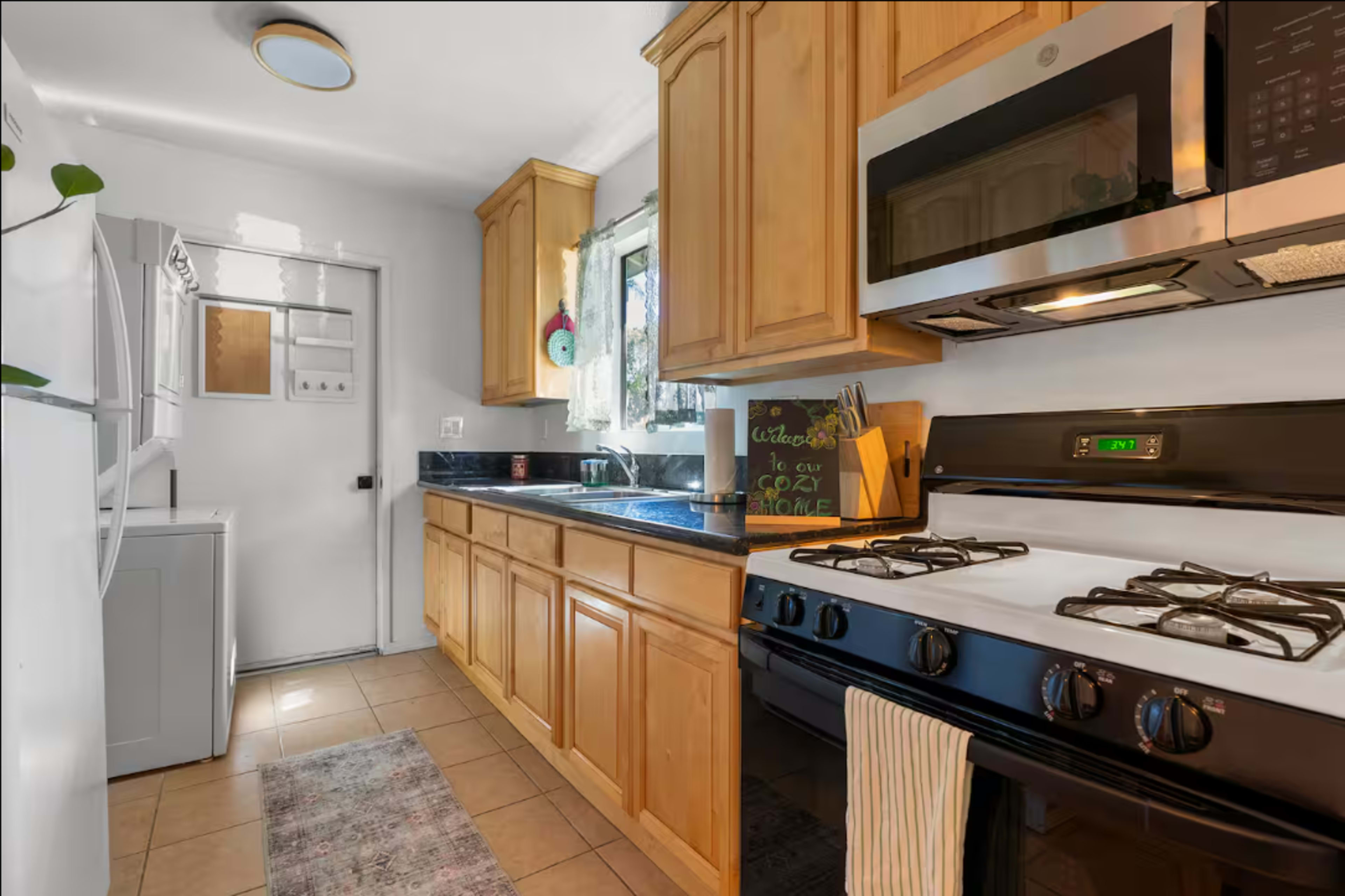 Cozy & Stylish Culver City Home – Bright, Welcoming Space in Prime Downtown Location Image in Carlson Park, Culver City, CA