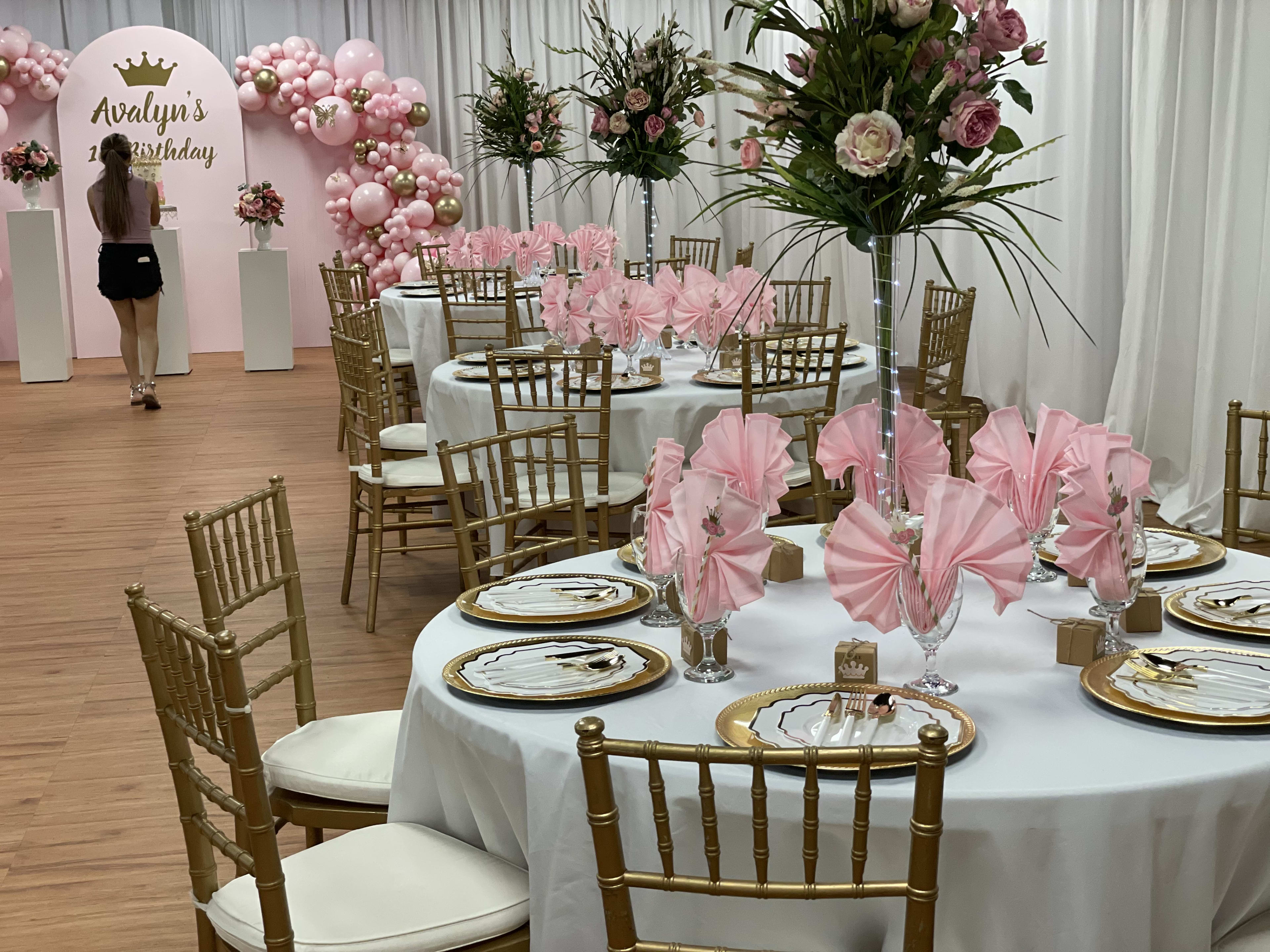 Une table d'apparat rose dressée pour une fête d'anniversaire.