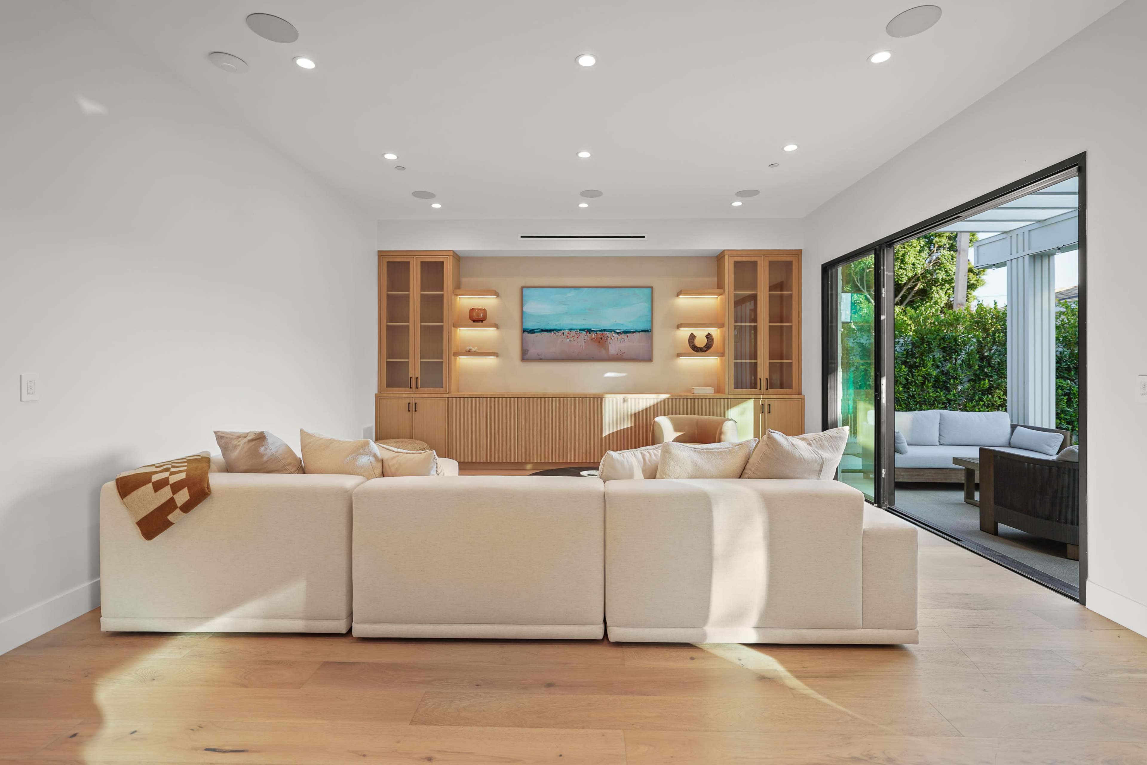 Modern Ranch-Style Mansion w/ Guest House & Pool Image in Brentwood, Los Angeles, CA