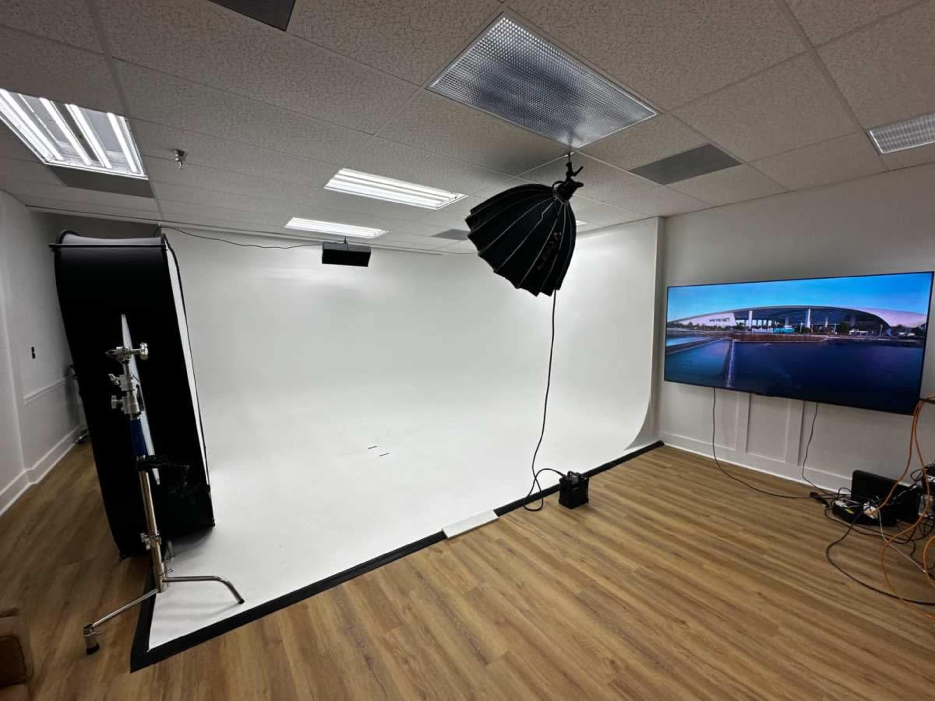 Photo Studio with 16’x12’ Cyc Wall Image in Hilton Head Island, Hilton Head, SC