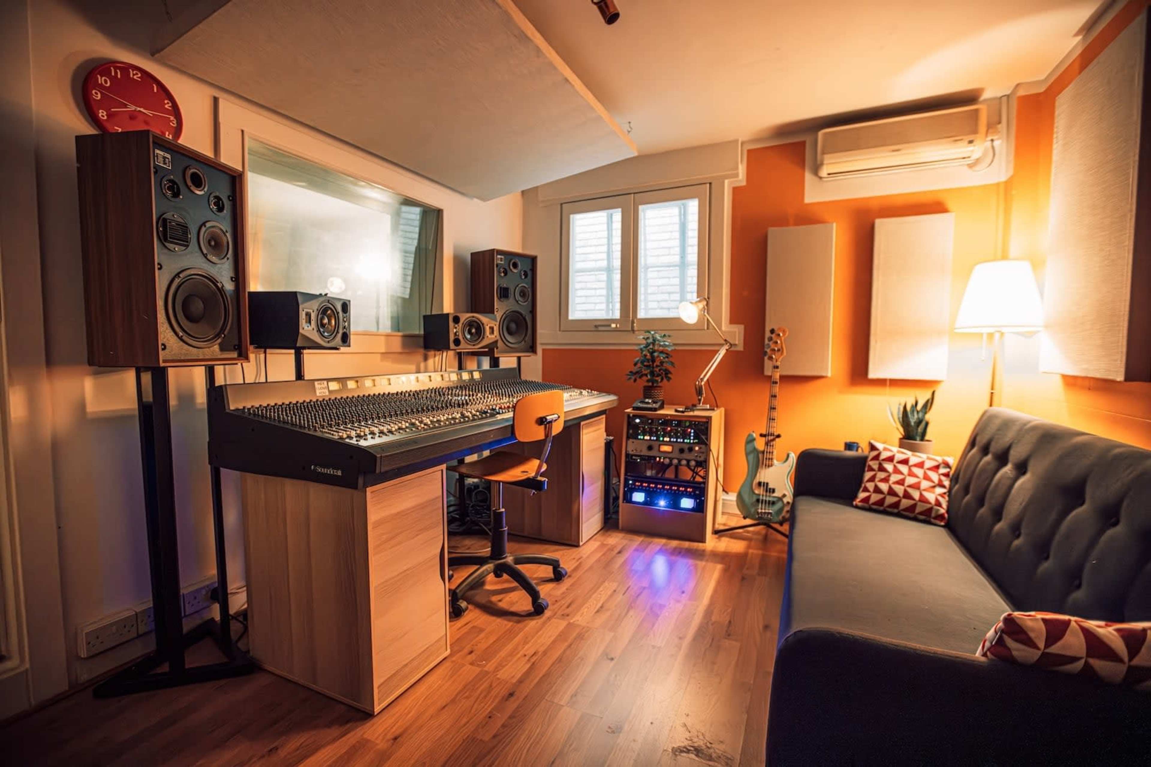 Professional Recording Studio With Unique Vibe Image in Hornsey, London, ENG