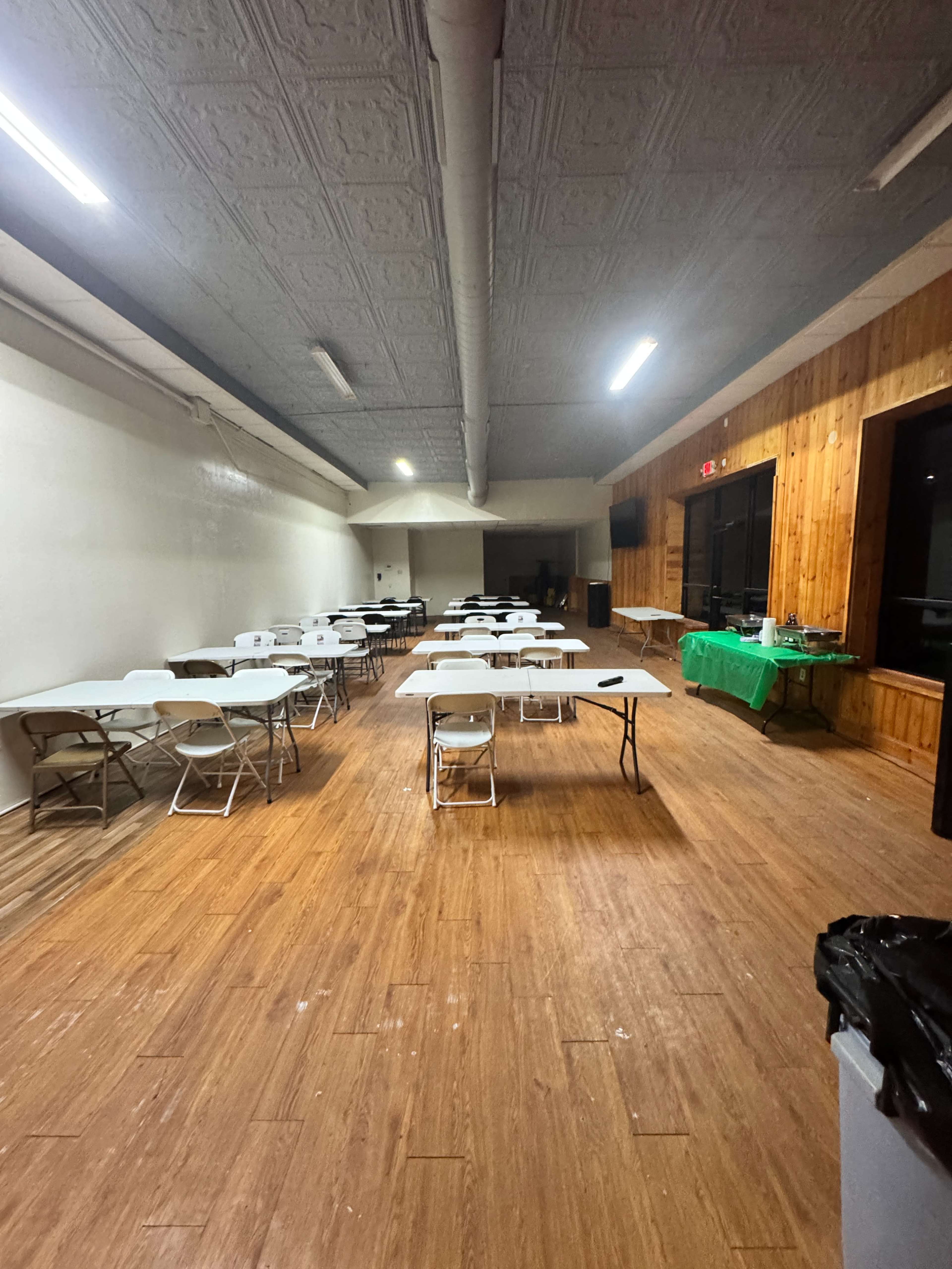 Nice smoke friendly space. Image in South Dallas, Dallas, TX