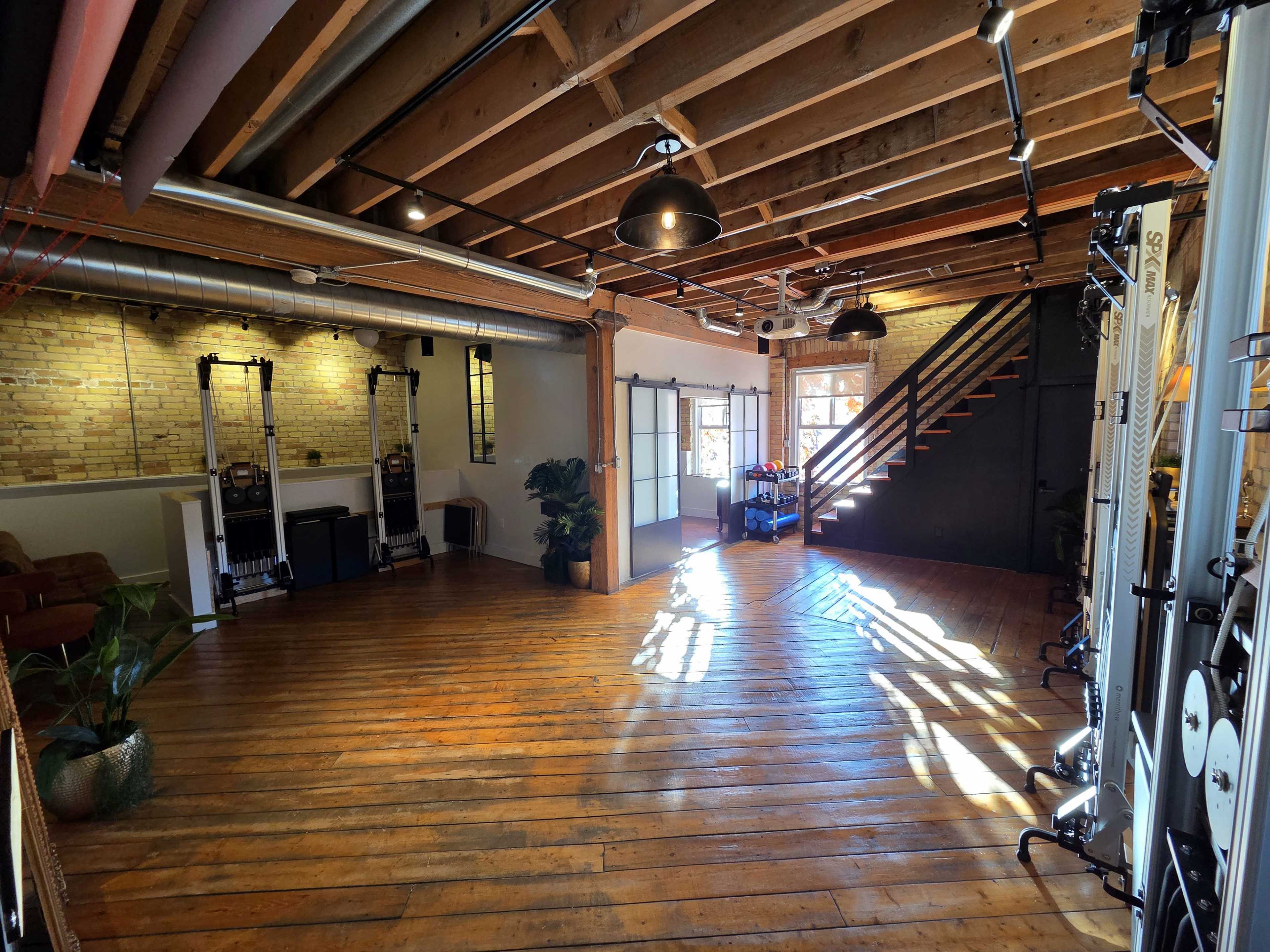 Loft Space with Full Kitchen, Exposed Brick, Wooden Floor with Photo Backdrop, Sound system Image in Trinity-Bellwoods, Toronto, ON