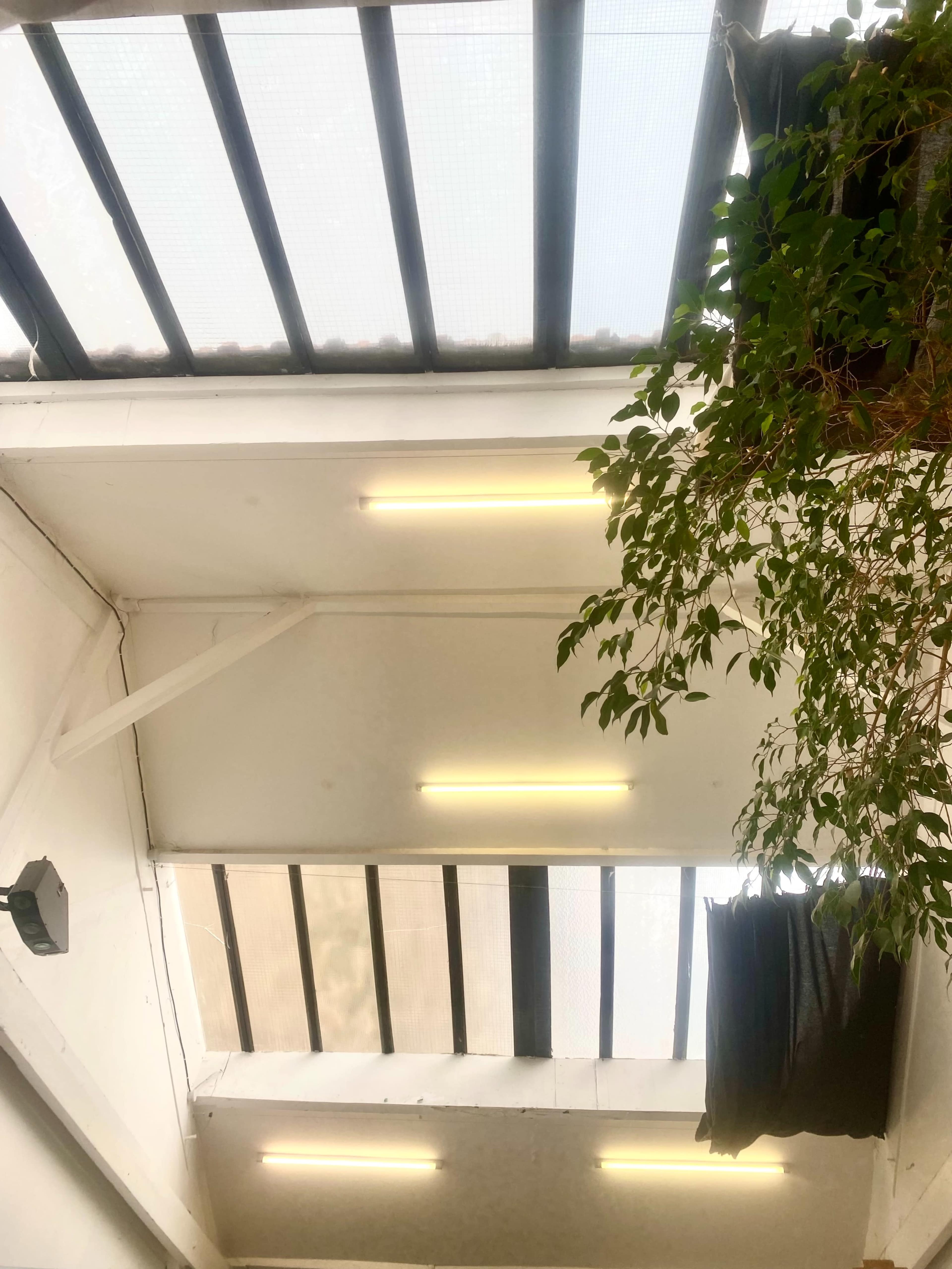 Photo studio Paris / Artist studio with incredible natural Light and available set design Image dans Montmartre, Pantin, 