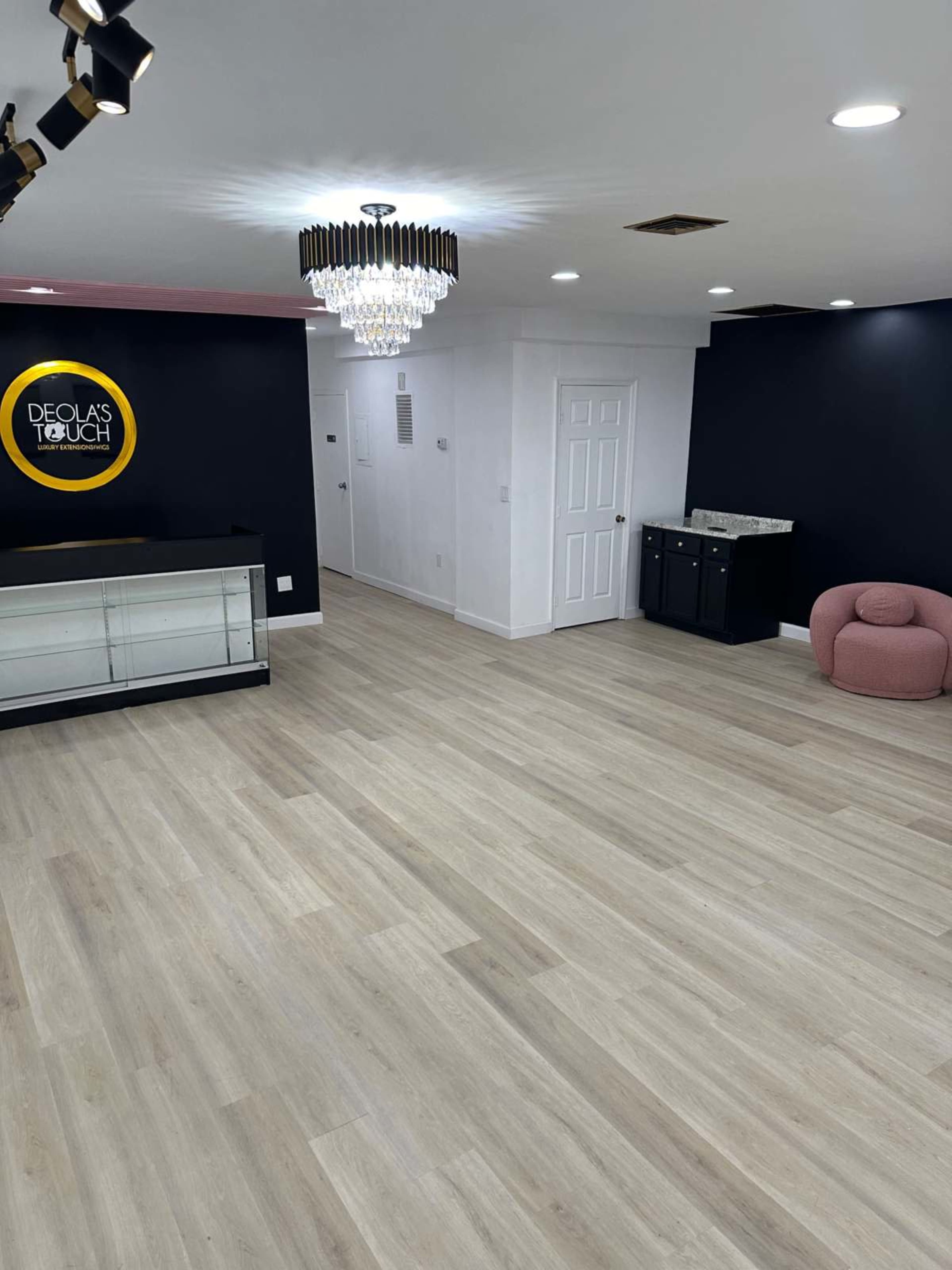 A small modern luxurious loft located in lanham, tailored for intimate events with a clean and elegant aesthetic. Image in Glenn Dale, lanham, MD