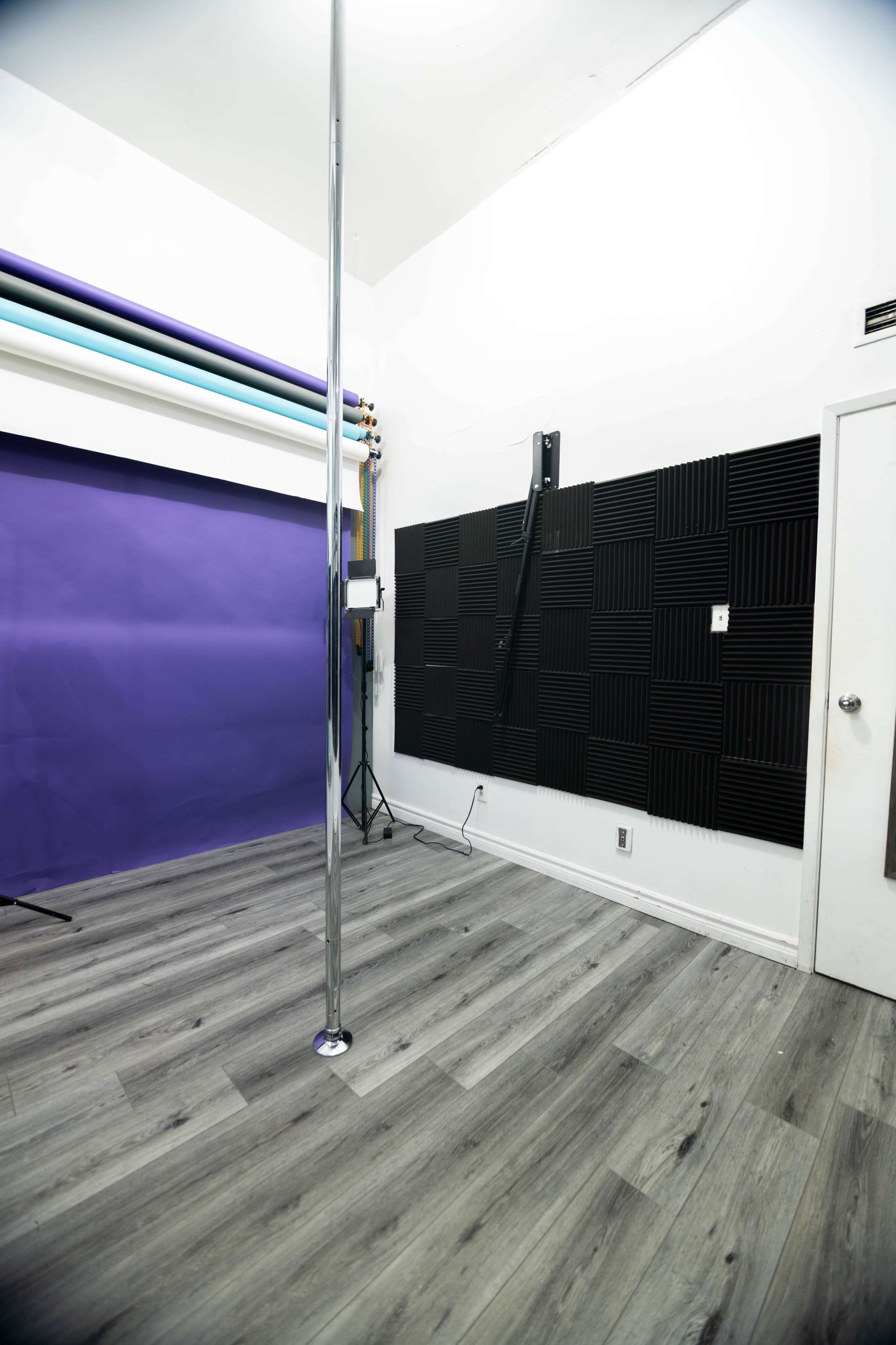 12 Ft Pole Studio With Mirrors, Paper Backdrops & Studio Lighting Image in Niagara, Toronto, ON