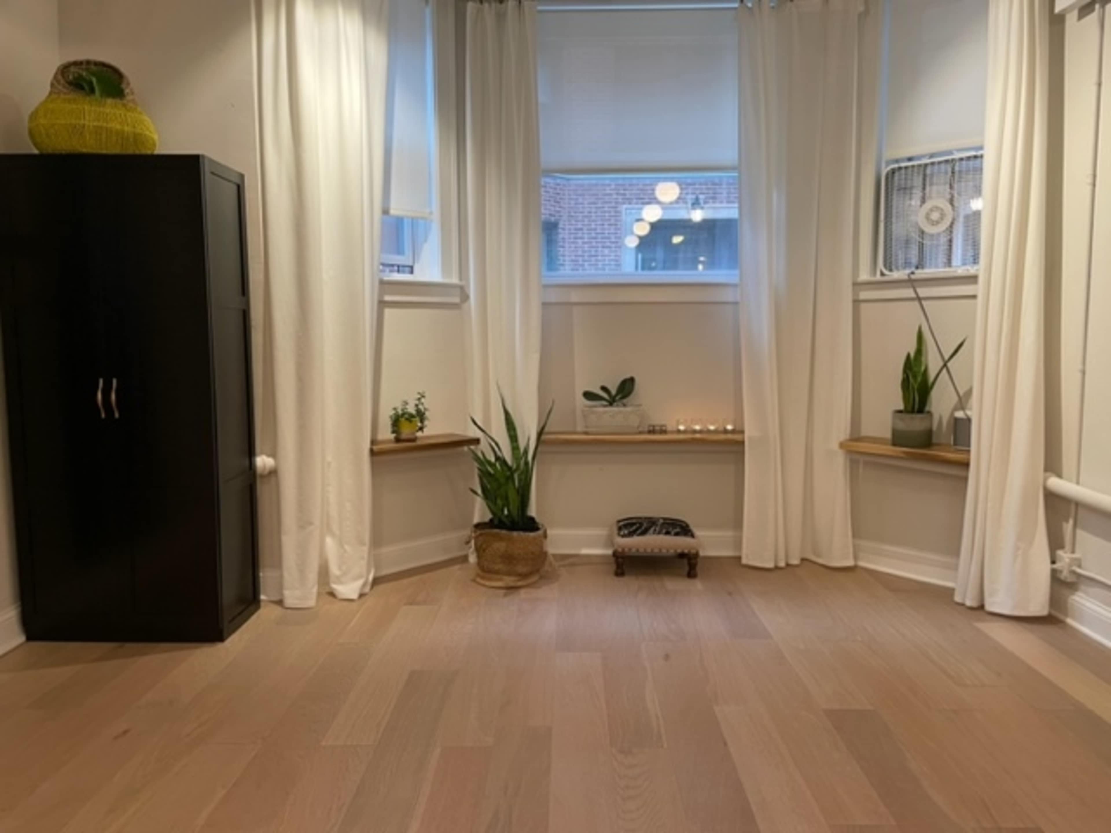 Serene Ground-Floor Studio with Natural Light for Classes & Gatherings Image in Lincoln Square, Chicago, IL