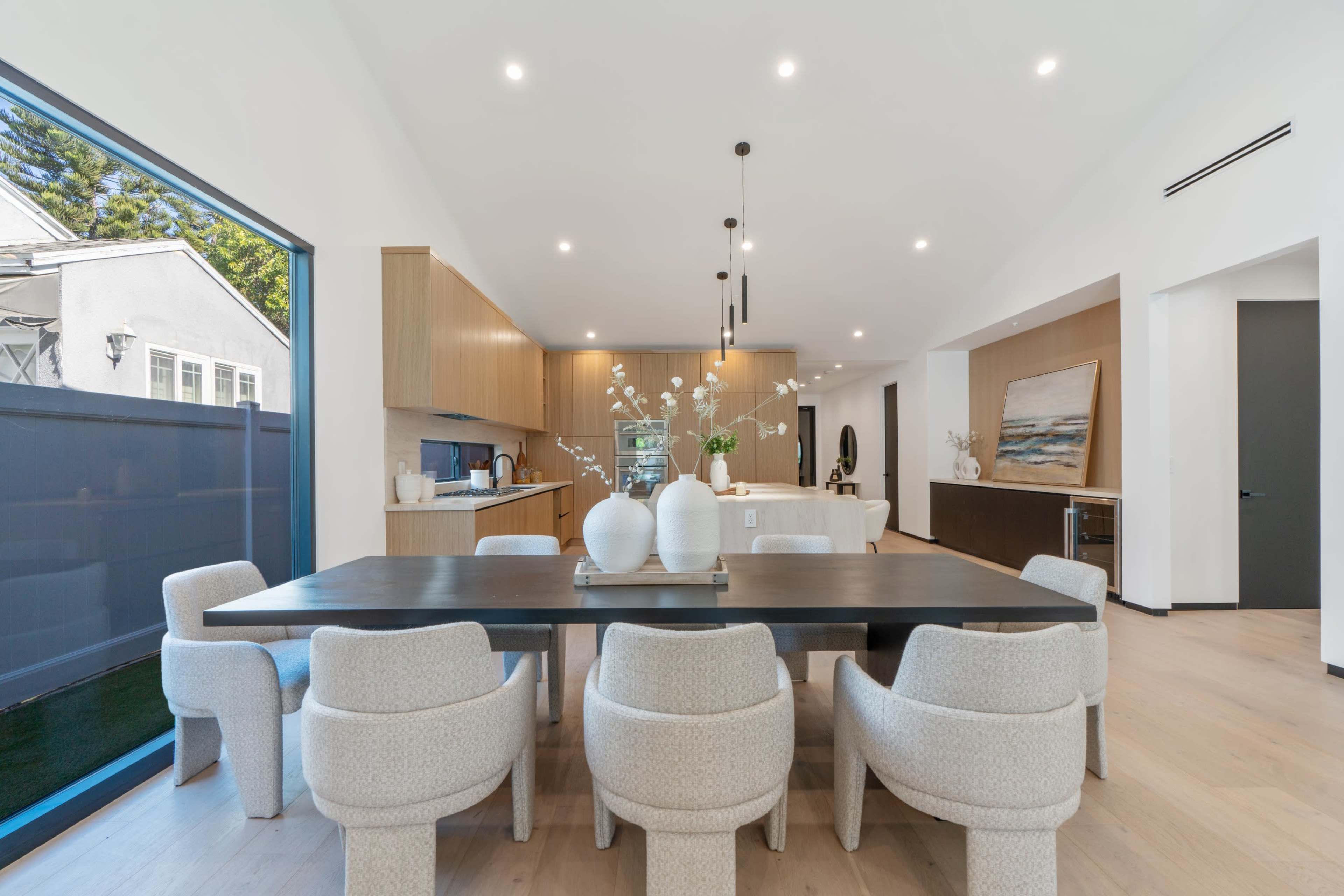 WARM WOOD MODERN WITH SEAMLESS INDOOR-OUTDOOR FLOW Image in Sherman Oaks, Los Angeles, CA