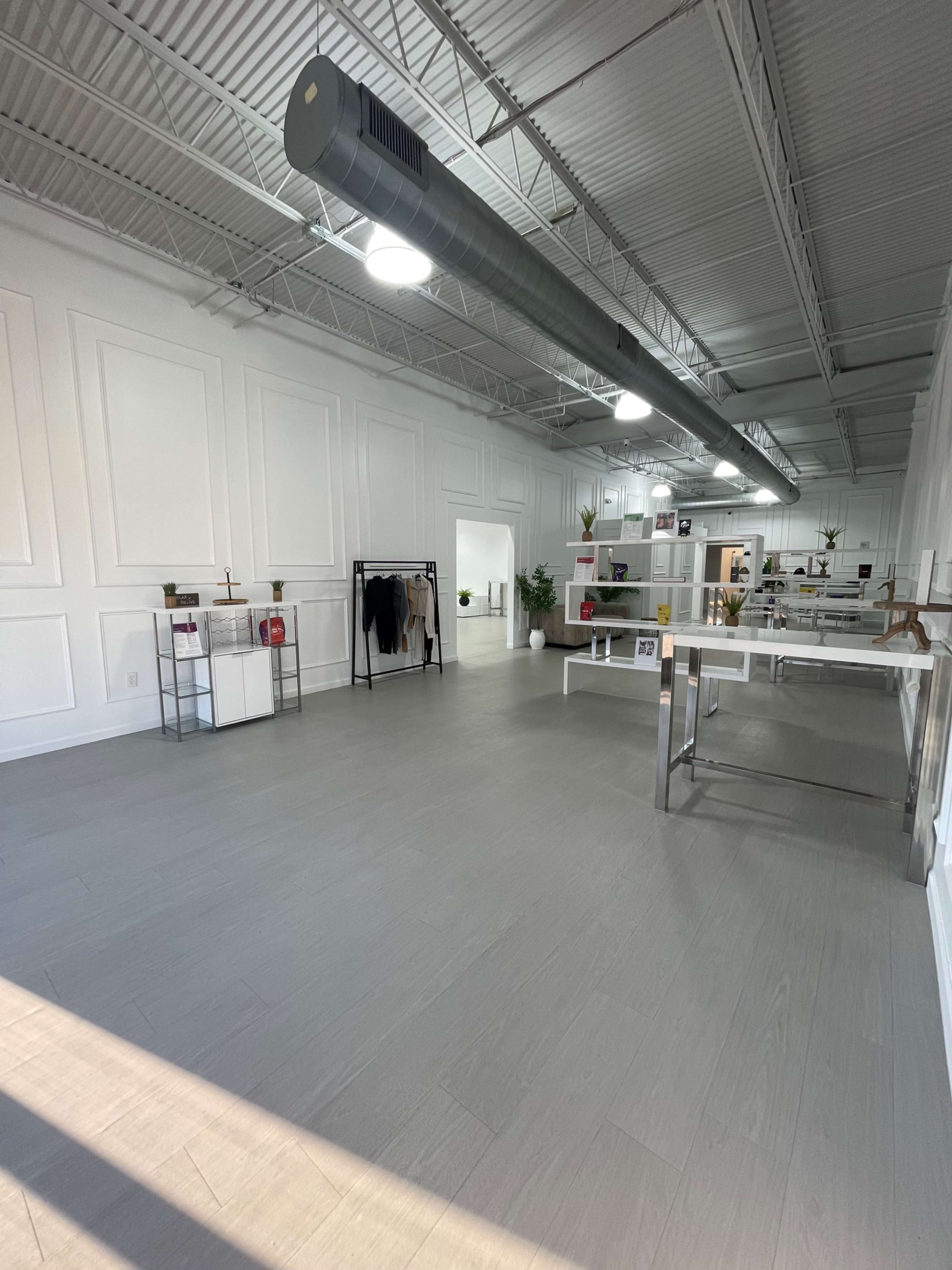 Spacious venue Located just 15 minutes from downtown Houston Image in Lazybrook / Timbergrove, Houston, TX