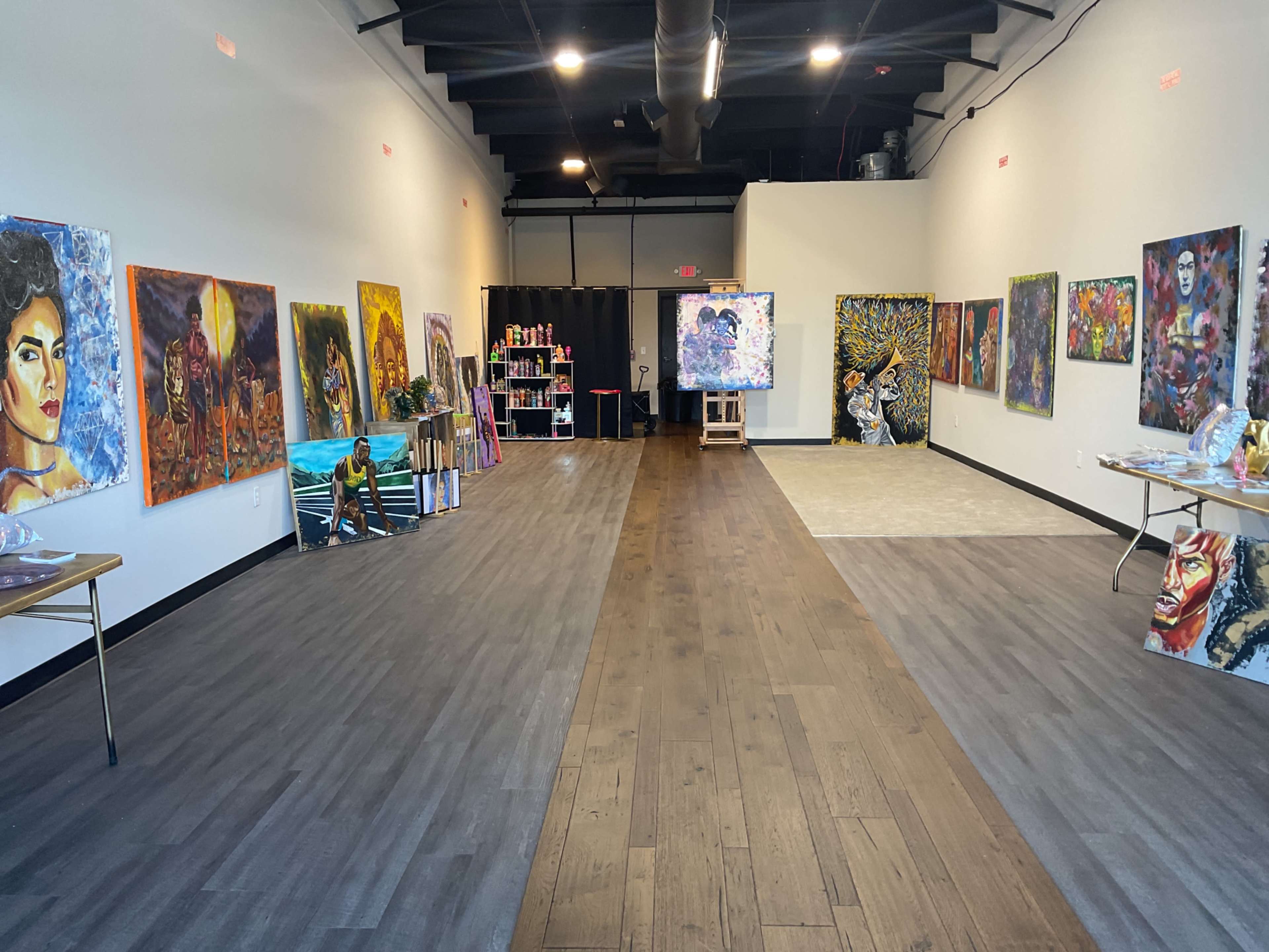 Woodstock Gallery Studio with Artistic Walls, Ideal for Shoots & Filming Image in Woodstock, Woodstock, GA