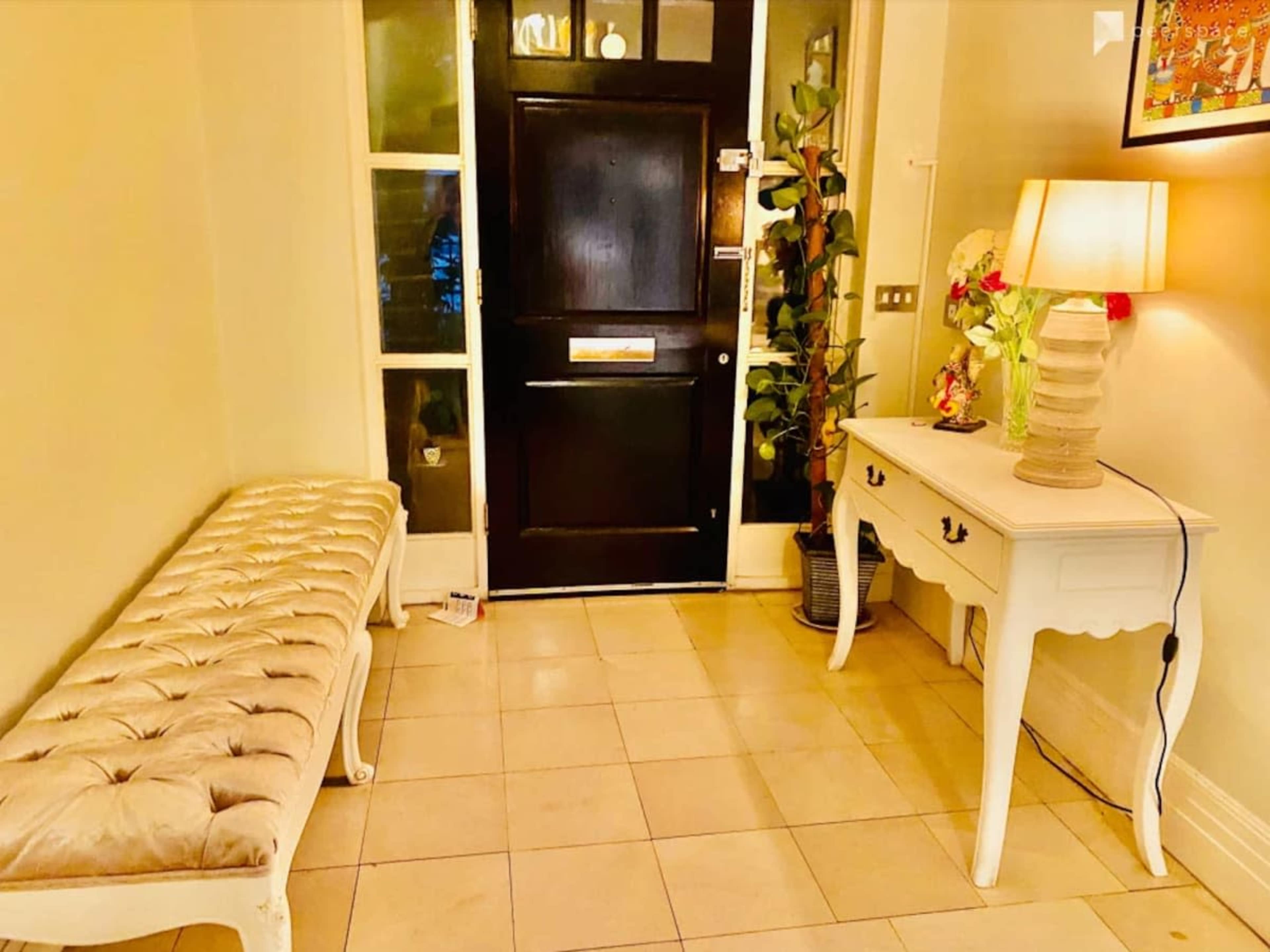 Beautiful townhouse-with fountains, bridges, ponds and green gardens outside Image in Kew, Richmond, 