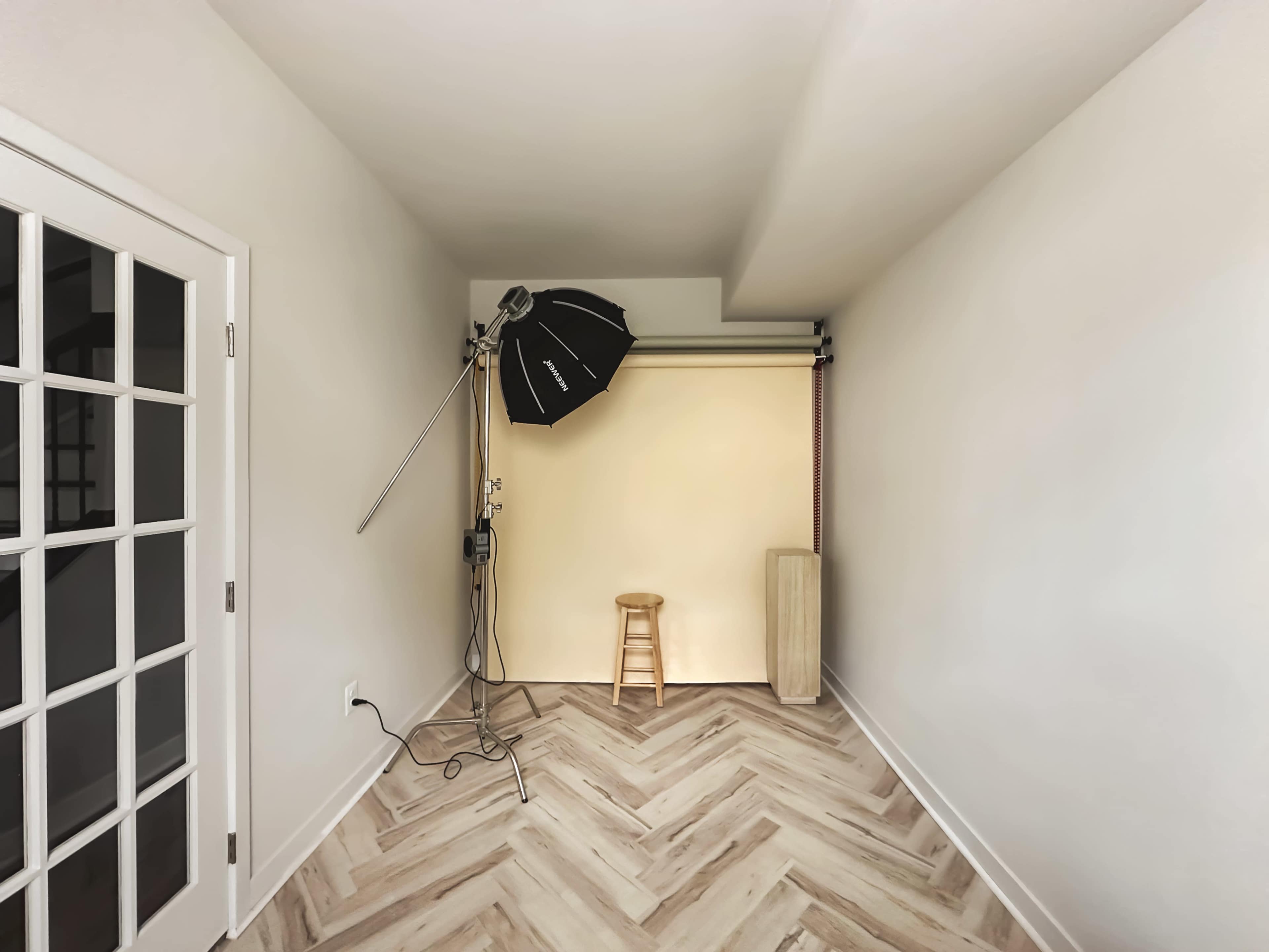 DMV/DC Metro Boutique Studio w/ Seamless Backdrops & Pro Lighting — Perfect for Photo & Content Image in Lake Arbor, Largo, MD