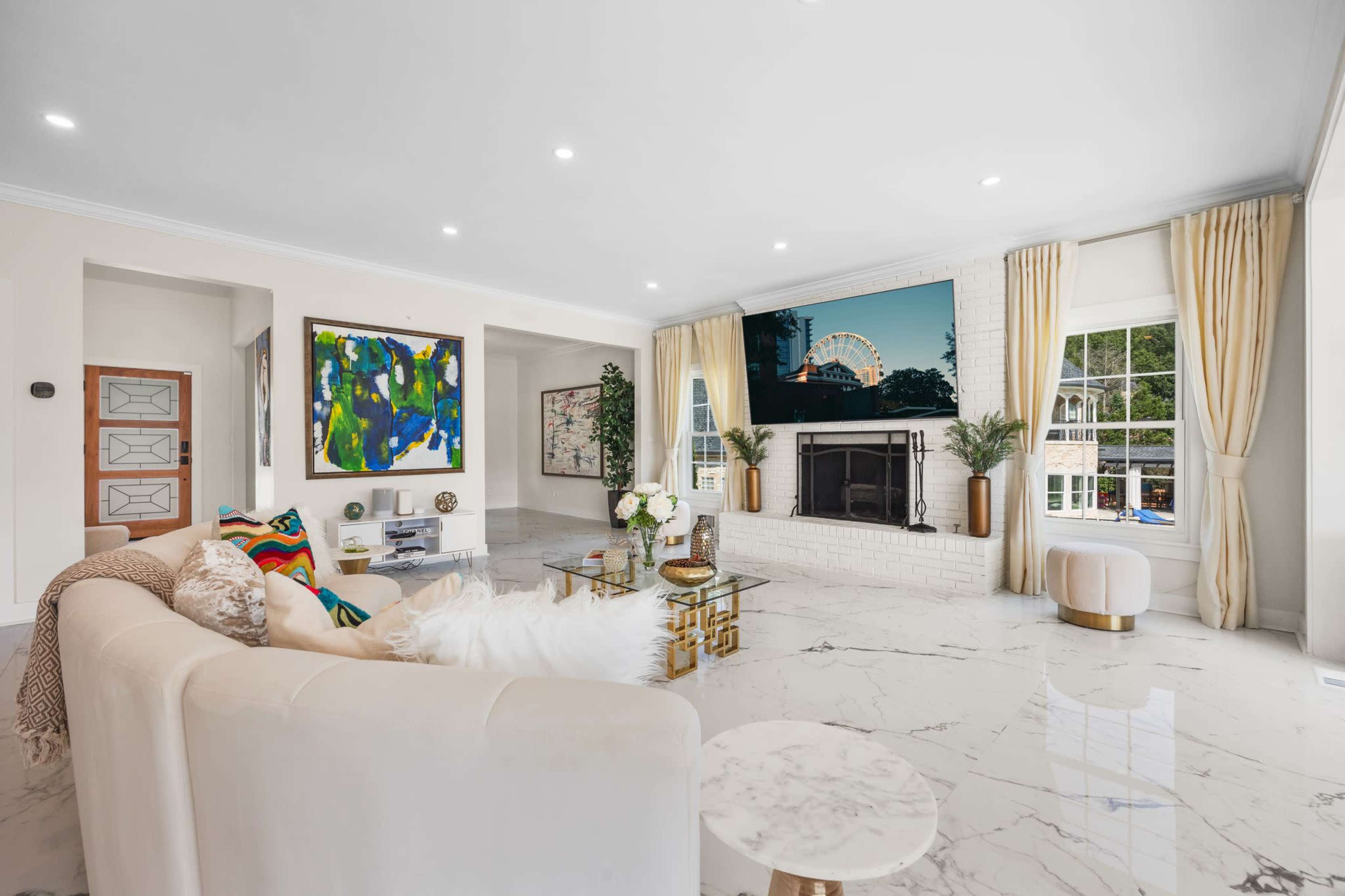 Lake front paradise with swimming pool Image in , jonesboro, GU