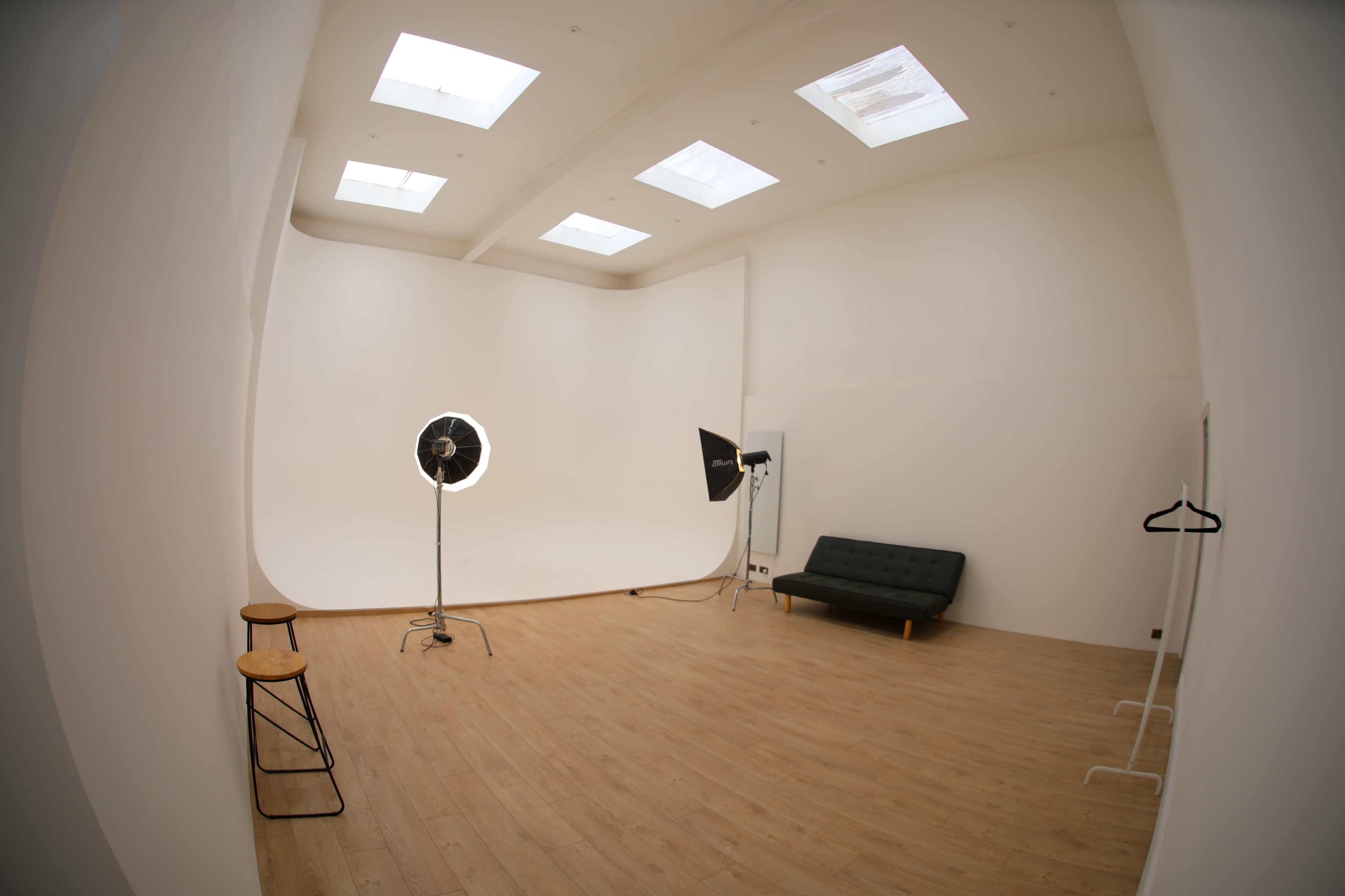 Natural Light Infinity Cove Studio Image in Salford, Salford, ENG