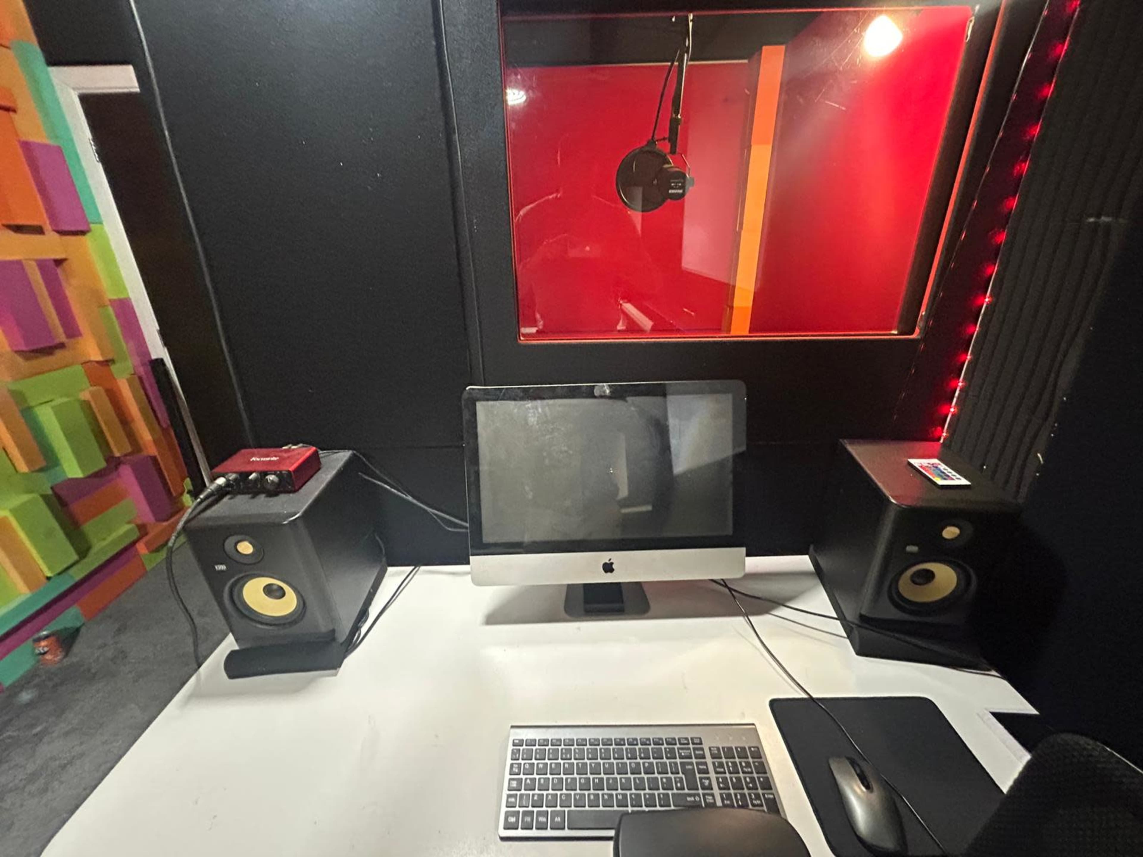 Self-Service 24/7 Vocal Recording Image in London, london, ENG