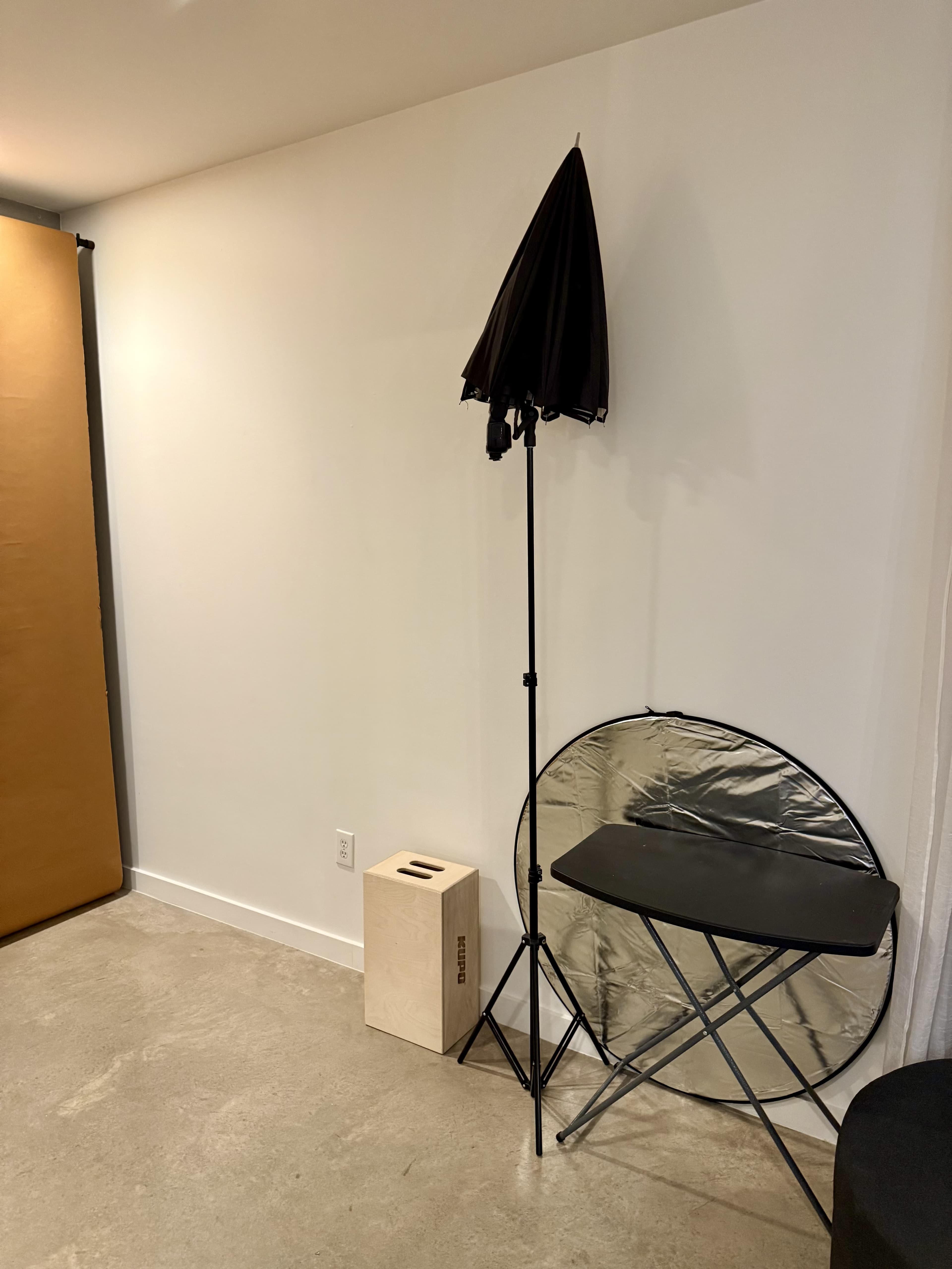 Minimalist Photo Studio w/ Bold Backdrops & Cozy Lounge – Perfect for Creatives Image in Dallas Downtown Historic District, Dallas, TX