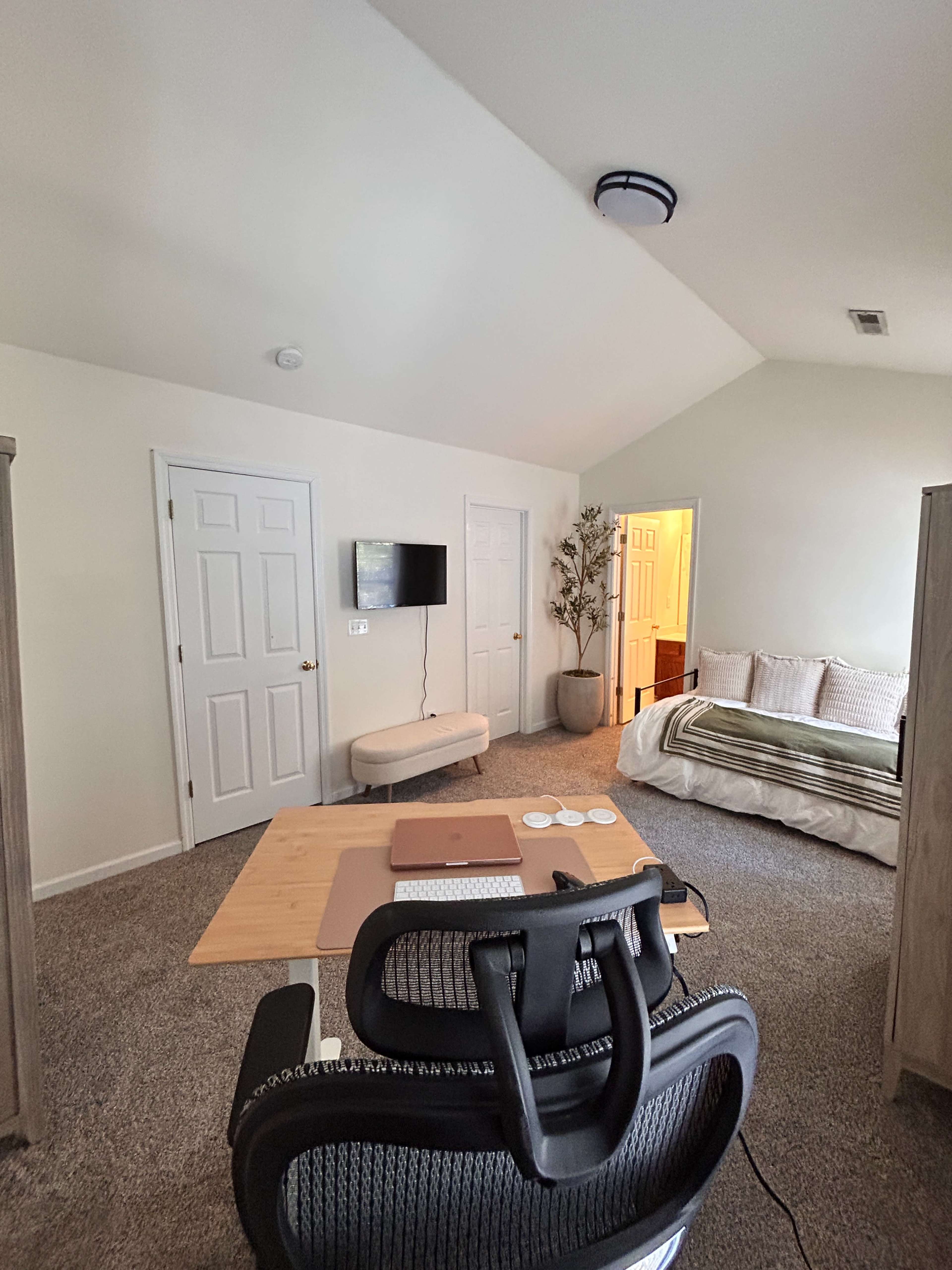 Organic Modern Retreat Near Charleston – Stylish Townhouse with Patio Image in , Charleston, SC