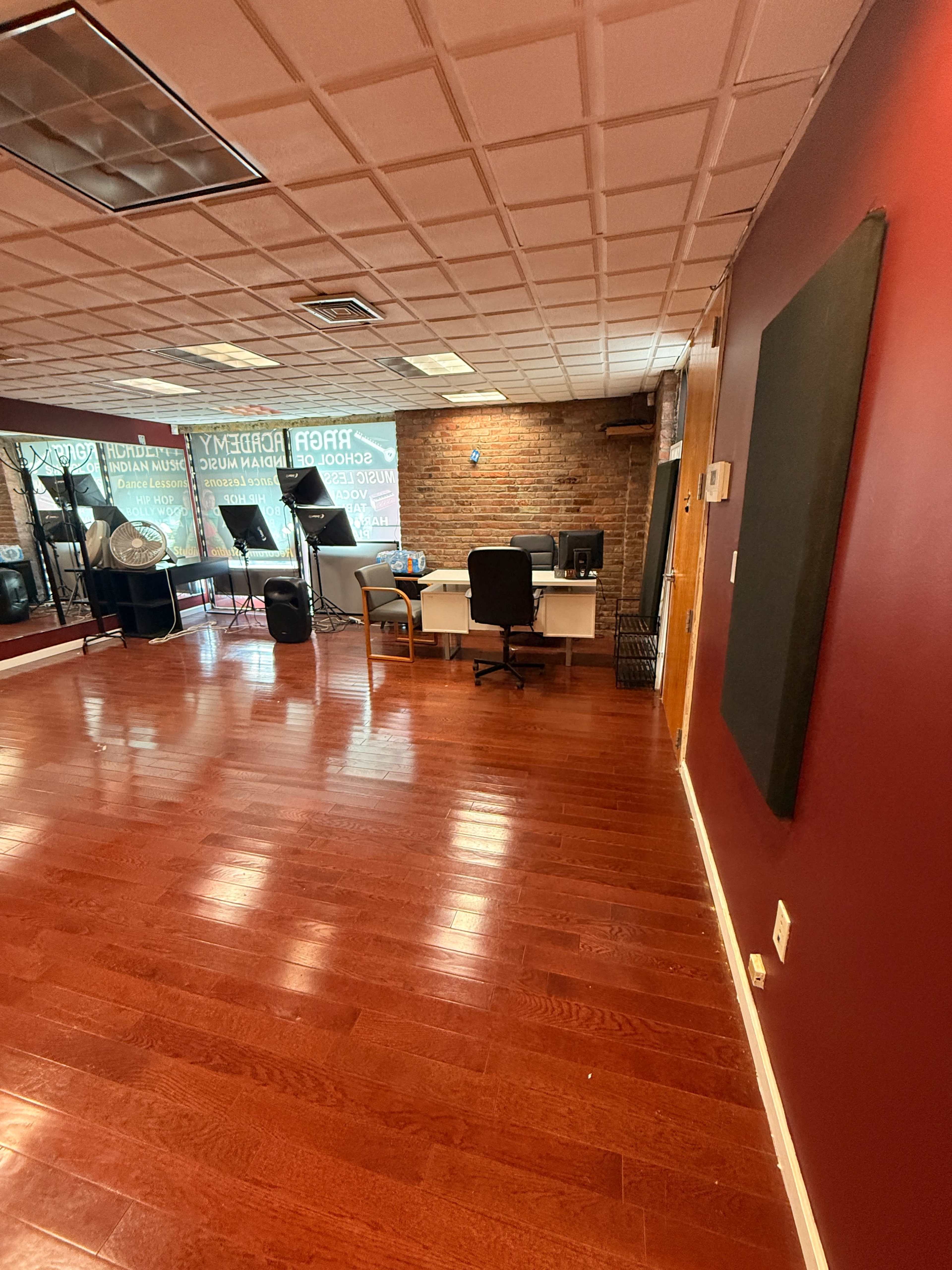 Bright Dance & Photo Studio with Mirrors, Natural Light & Backdrops Image in Oyster Bay, Hicksville, NY